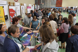 Miles de estudiantes visitan la Feria de Bienvenida de la Universidad de Salamanca