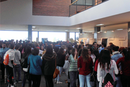 Una treintena de estands acercan los servicios de la Universidad a los estudiantes en la I Feria de Bienvenida del Campus de Ávila