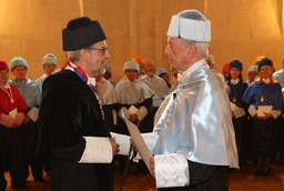 Vargas Llosa realiza una encendida defensa de la literatura en su discurso de investidura como doctor honoris causa por la Universidad de Salamanca