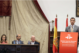 Los Príncipes inauguran en la Universidad de Salamanca la reunión de directores del Instituto Cervantes