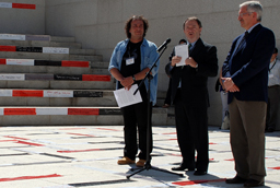 El director de la Oficina del VIII Centenario, Carlos Palomeque, inaugura la instalación ‘Palabras Cruzadas’ en el Palacio de Congresos