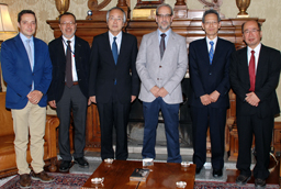 El rector de la Universidad de Salamanca, Daniel Hernández Ruipérez, recibe al rector del Osaka Institute of Technology