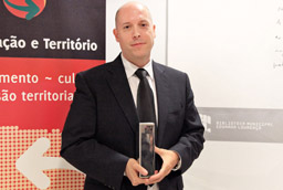 El vicerrector de Ordenación Académica y Profesorado, Mariano Esteban de Vega, asiste en Guarda a la entrega del Premio Eduardo Lourenço 2014