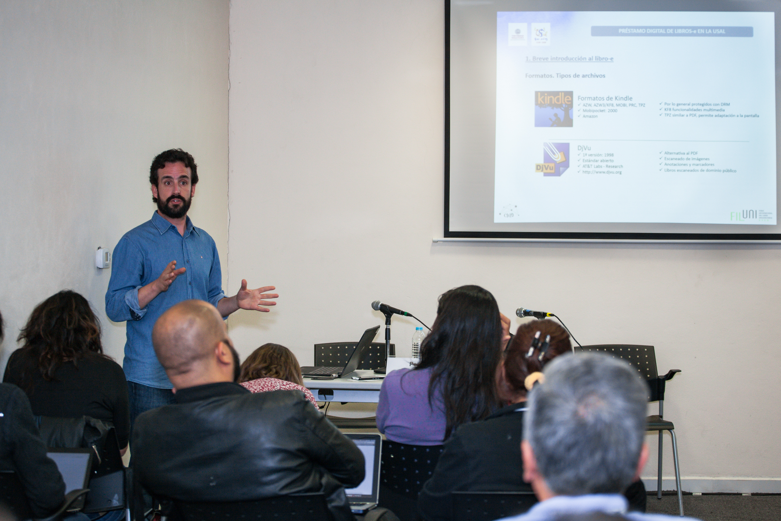 Pedro Domíngez, presenta el taller sobre préstamo de libros-e en la Universidad