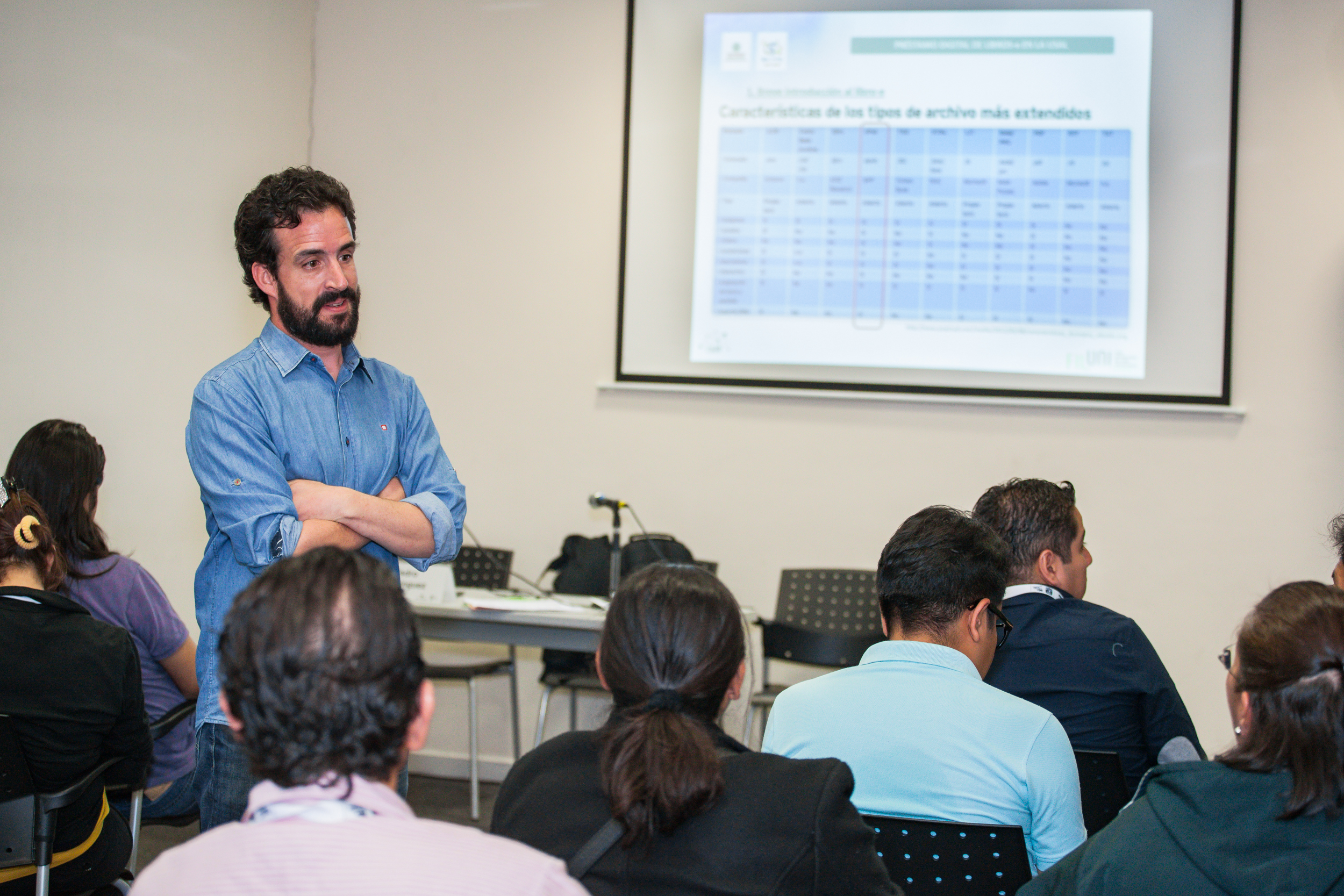 Pedro Domíngez, presenta el taller sobre préstamo de libros-e en la Universidad