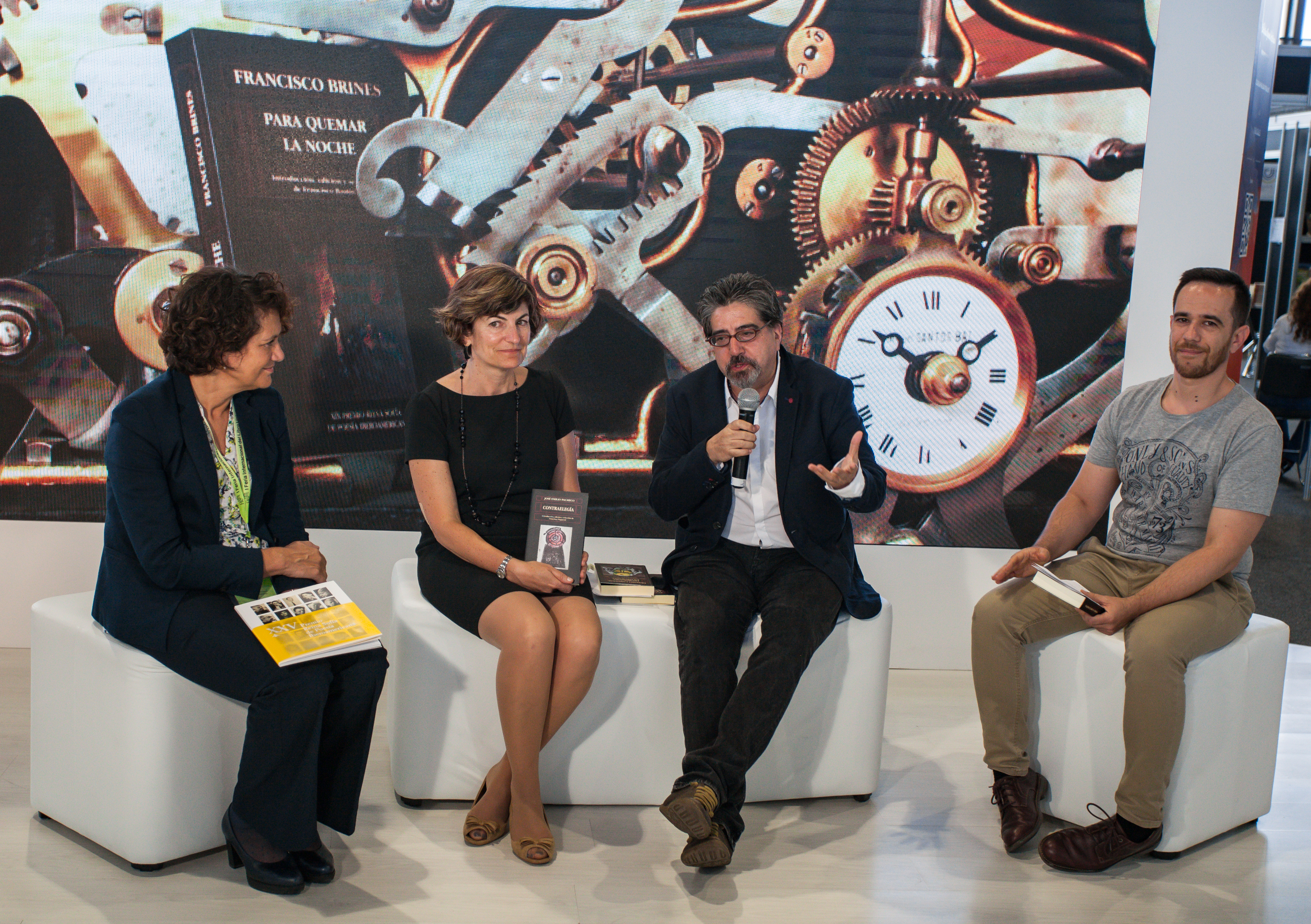 María Ángeles Serrano, María Ángeles Pérez López y Antonio Portela, en el stand de la USAL en FILUNI.