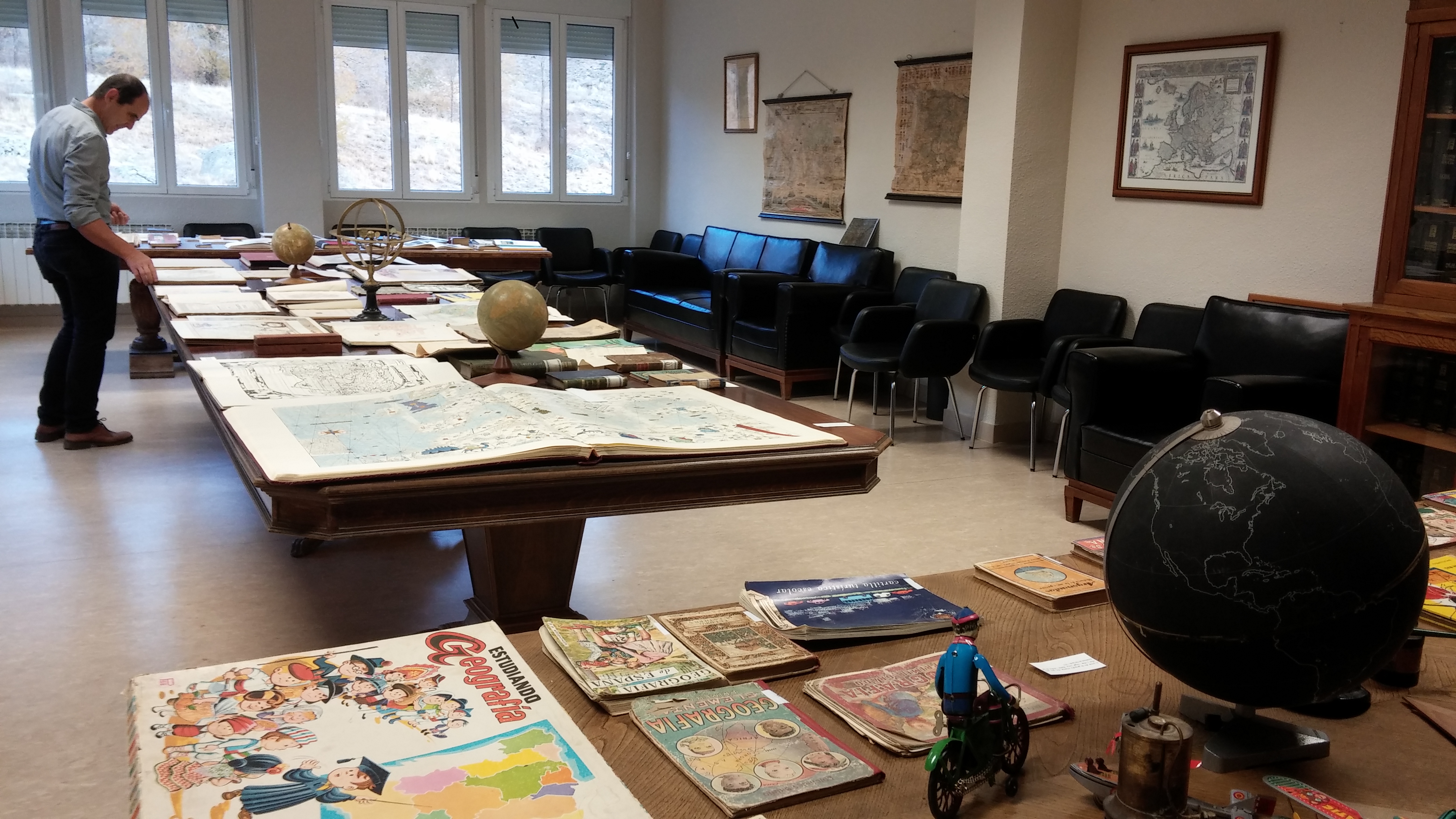 La Escuela de Educación y Turismo de Ávila inaugura una muestra bibliográfica sobre las dimensiones turísticas, históricas y pedagógicas de los viajes