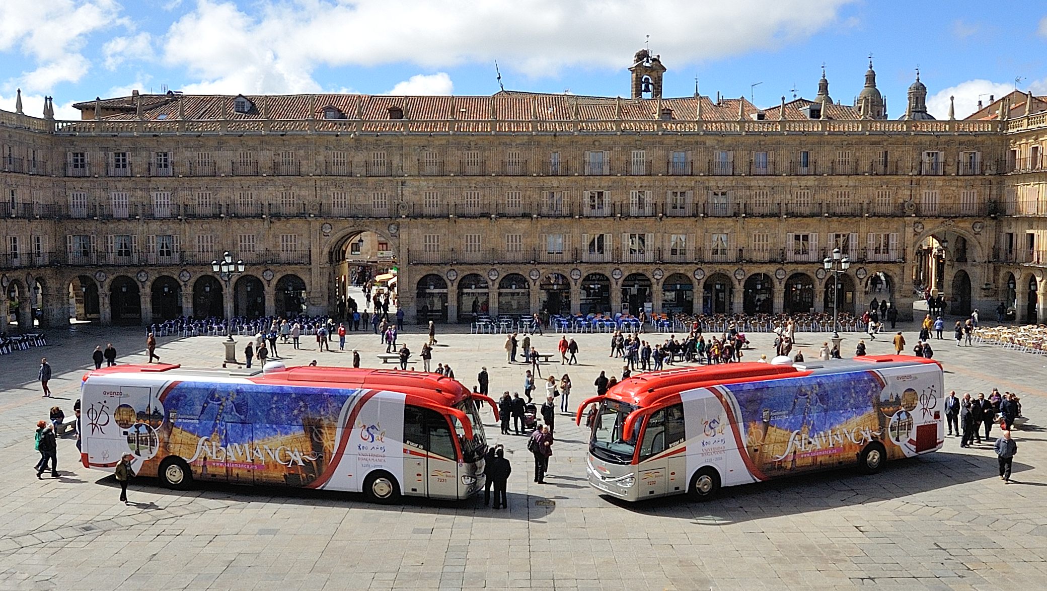 El VIII Centenario de la Universidad, imagen de dos autobuses de la línea Salamanca-Madrid del Grupo Avanza
