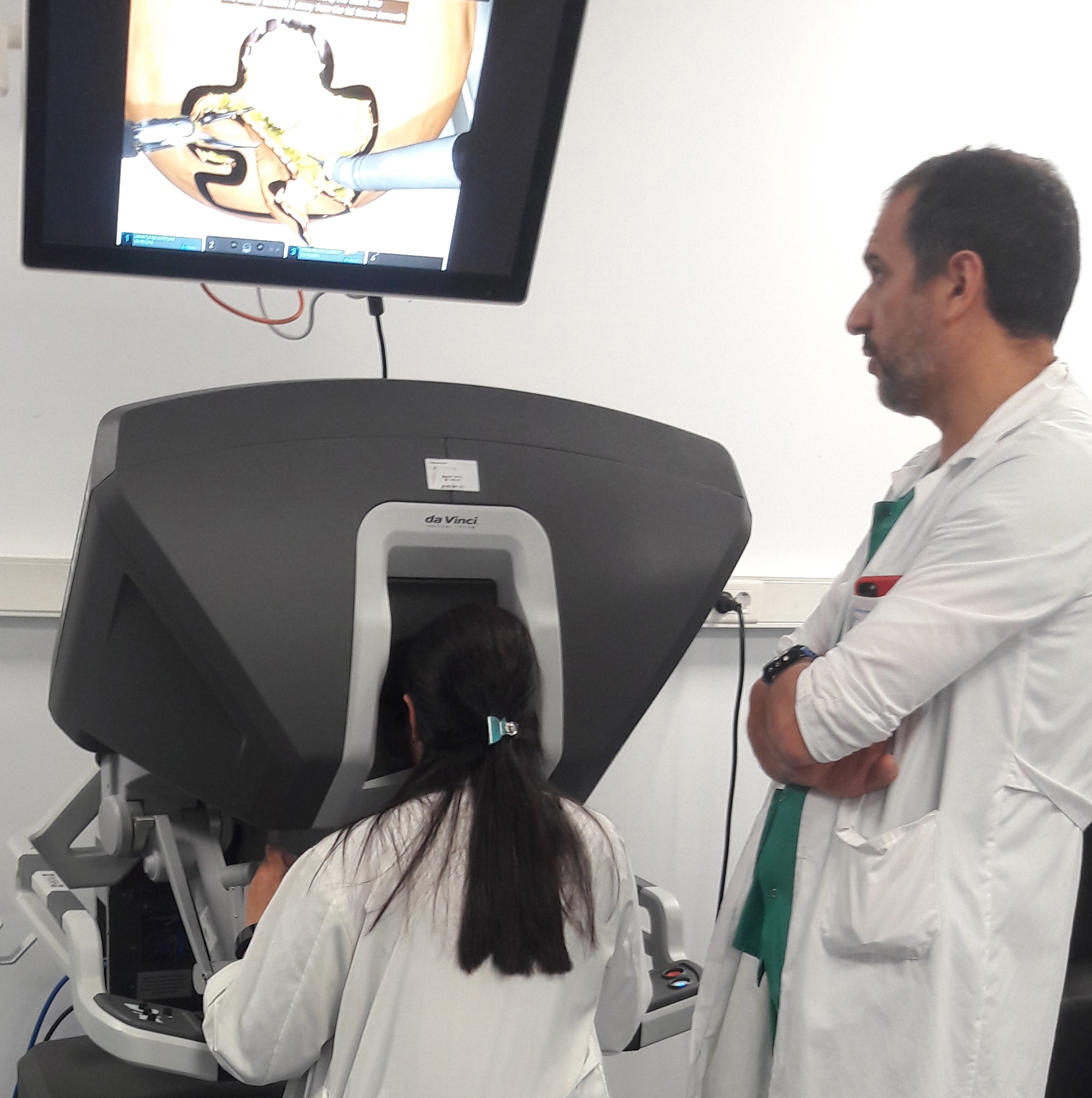 La Facultad de Medicina acerca la cirugía robótica a los estudiantes mediante el simulador ‘Da Vinci’