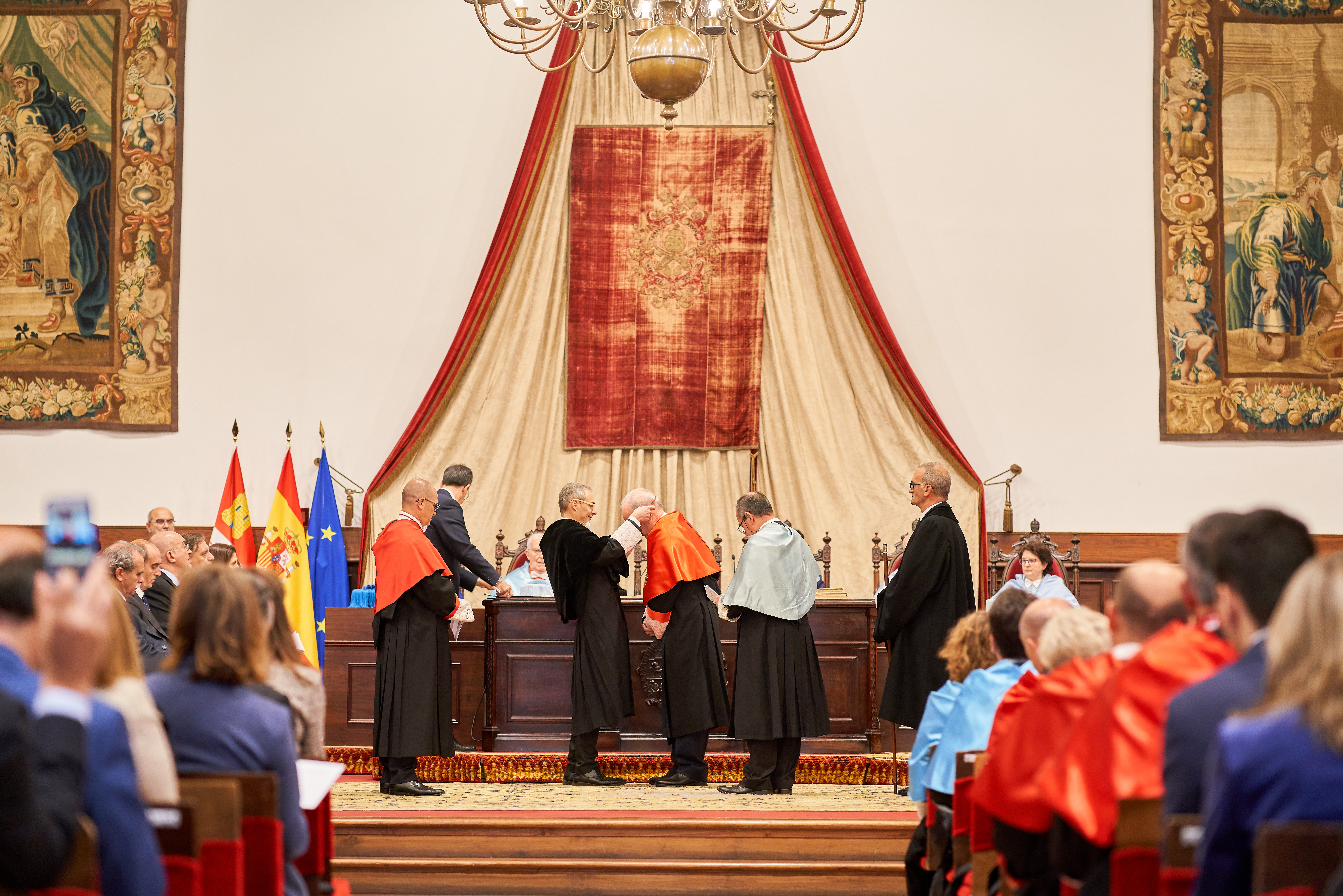 La Universidad de Salamanca inviste doctor honoris causa a Santiago Muñoz Machado, director de la RAE, por su difusión de la lengua del Derecho en castellano  El rector Ricardo Rivero ensalza al nuevo doctor como “arquetipo del conocimiento