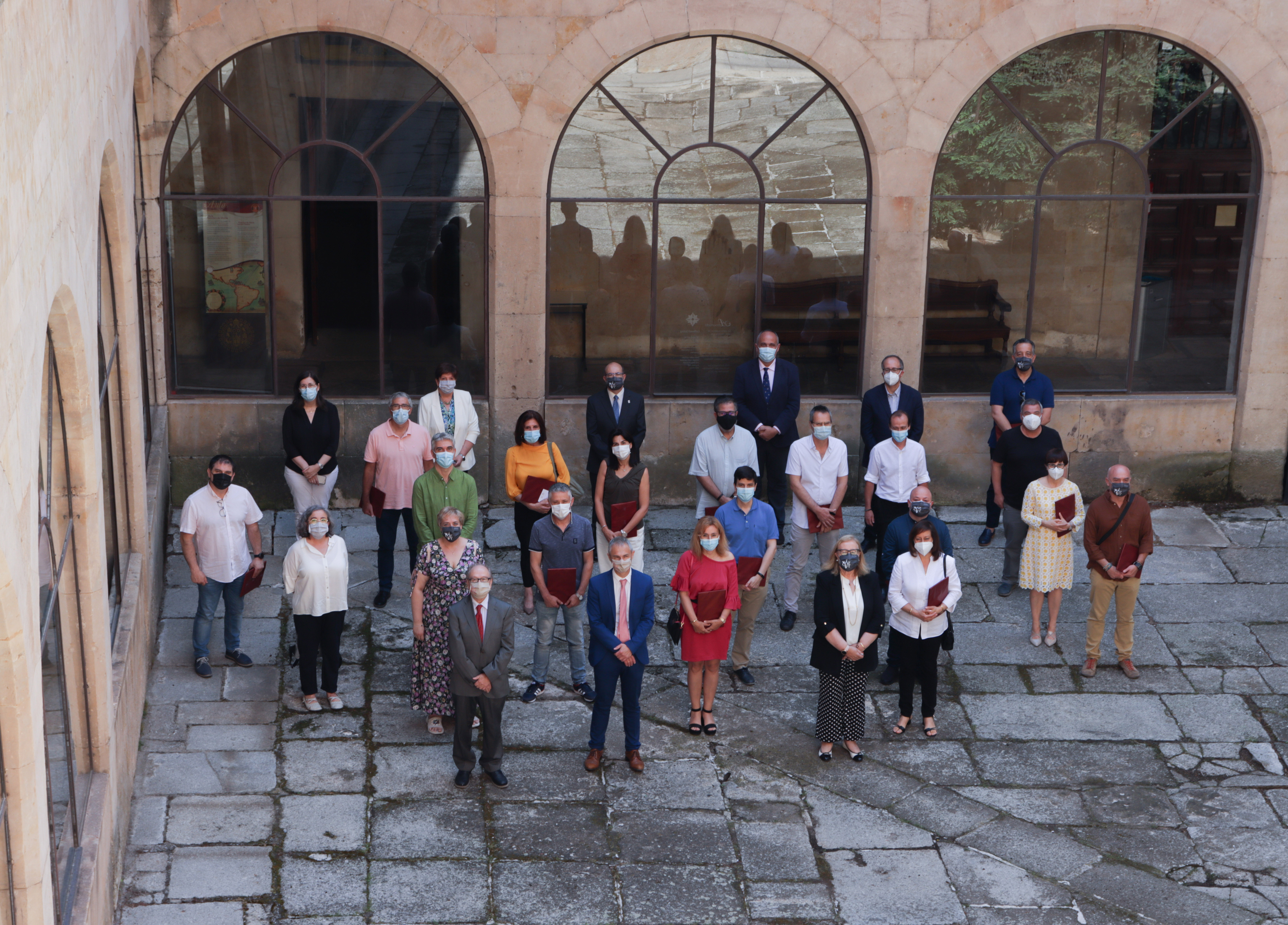 El rector de la Universidad de Salamanca entrega las distinciones al Personal de Administración y Servicios