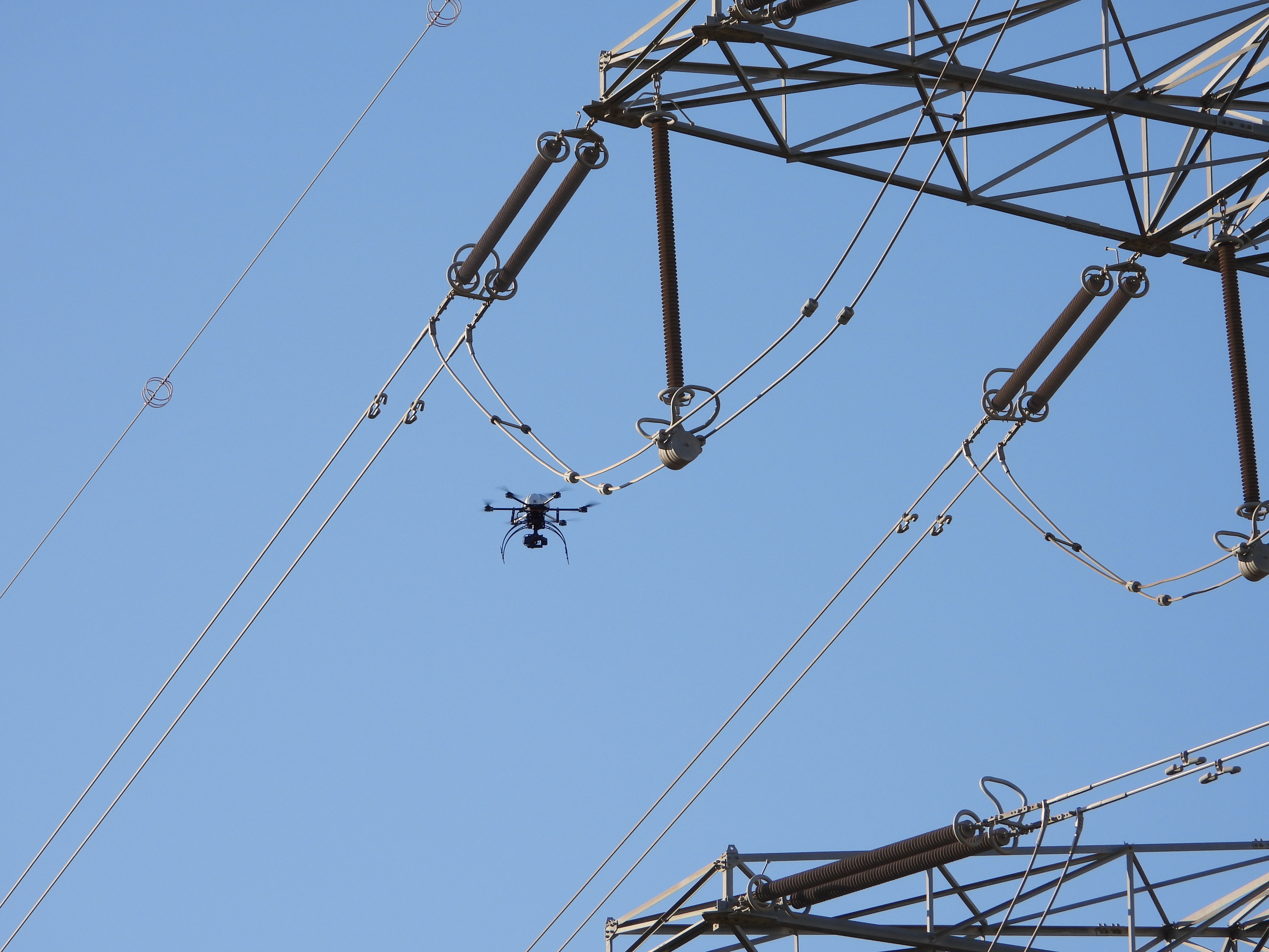 La empresa Arbórea Intellbird del Parque Científico de la USAL despliega robots y drones para monitorizar infraestructuras eléctricas en tiempo real con 5G y respaldo satelital
