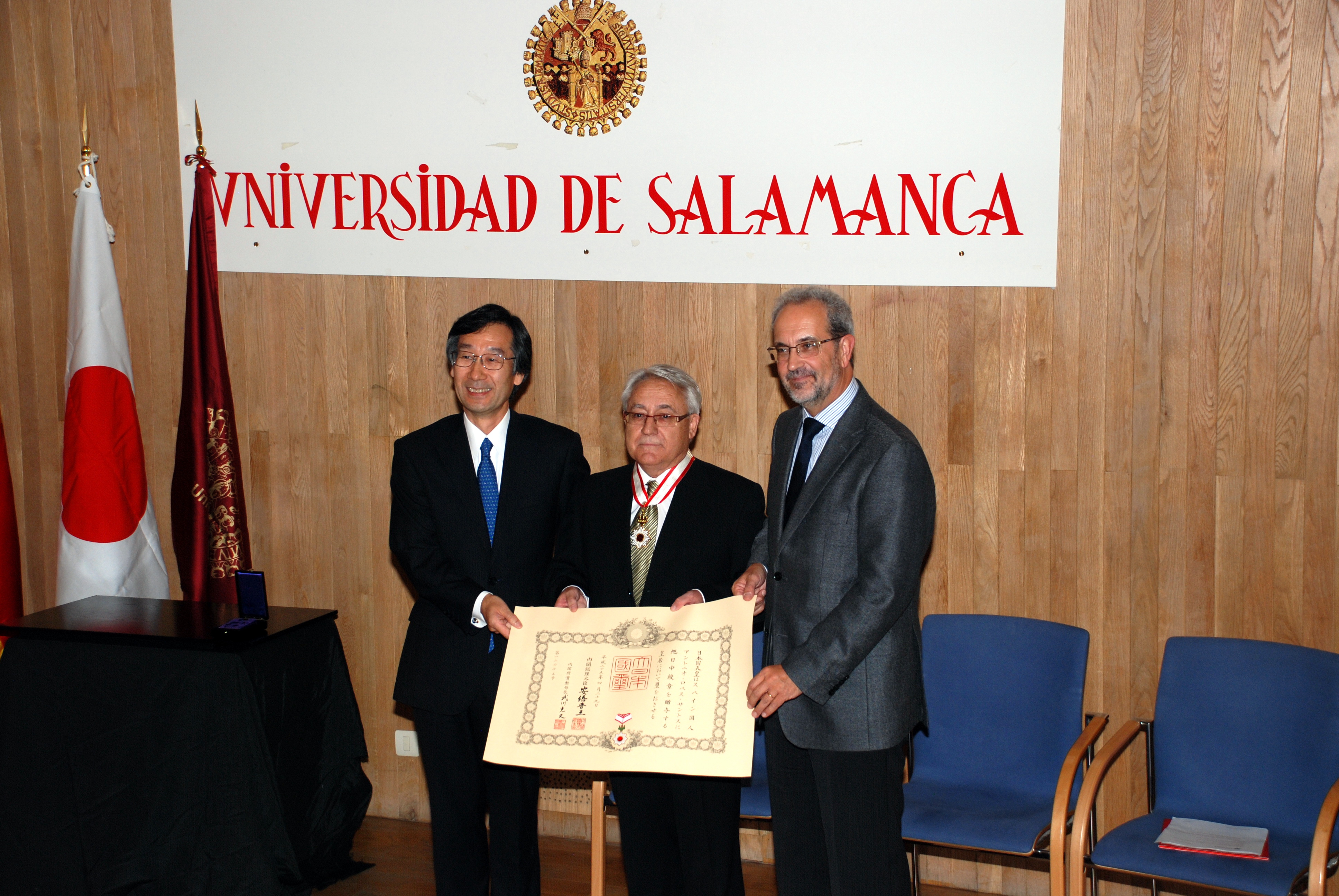 El profesor Antonio López Santos recibe la Orden del Sol Naciente por su contribución al fomento de la enseñanza de la lengua y cultura japonesa