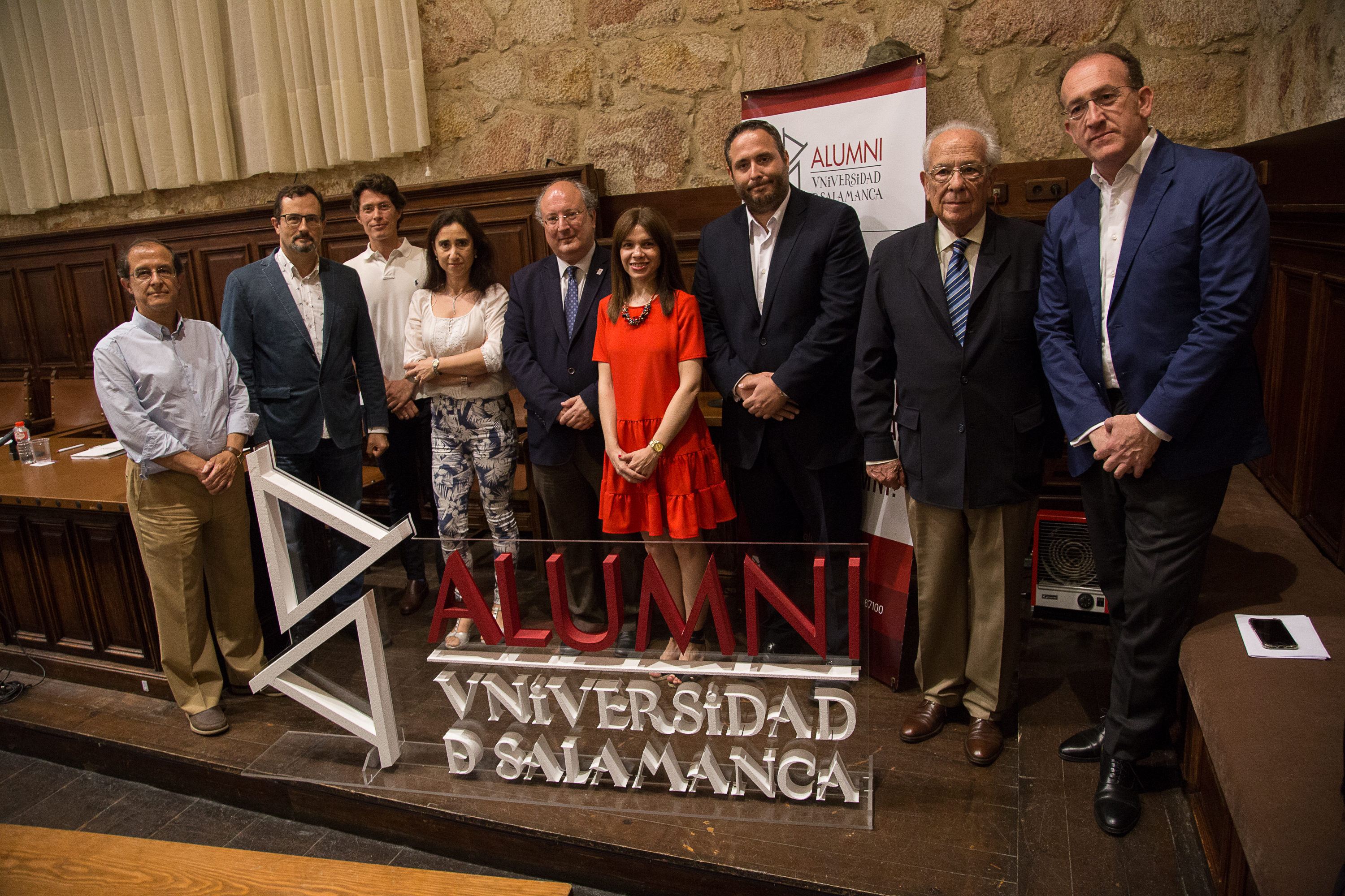 Alumni nombra socios de honor al miembro de la Real Academia Española Paz Battaner y al expresidente del Parlamento Europeo José María Gil-Robles 