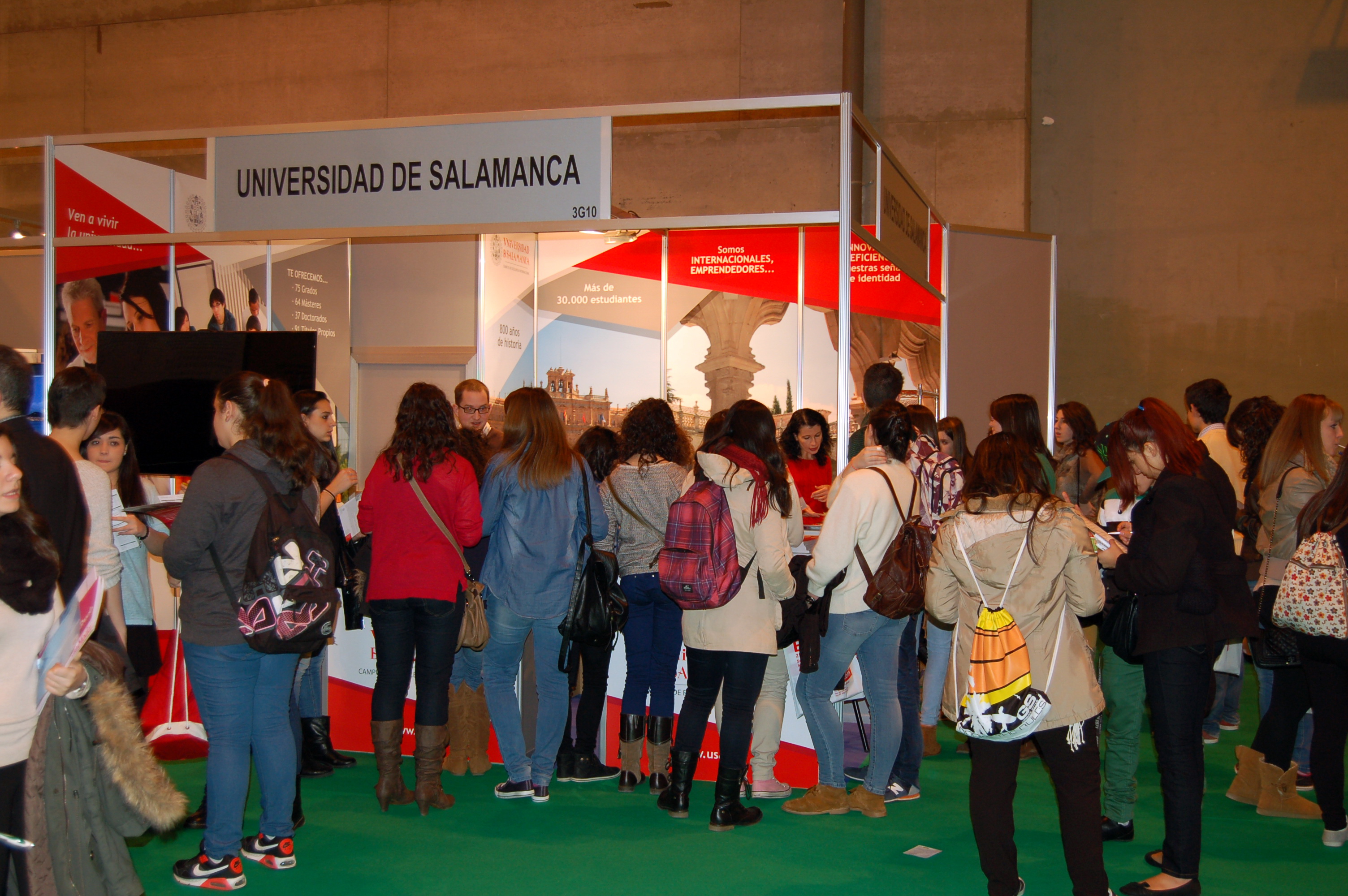 El estand de la Universidad de Salamanca en AULA 2014 recibe la visita de centenares de estudiantes interesados en conocer su oferta académica