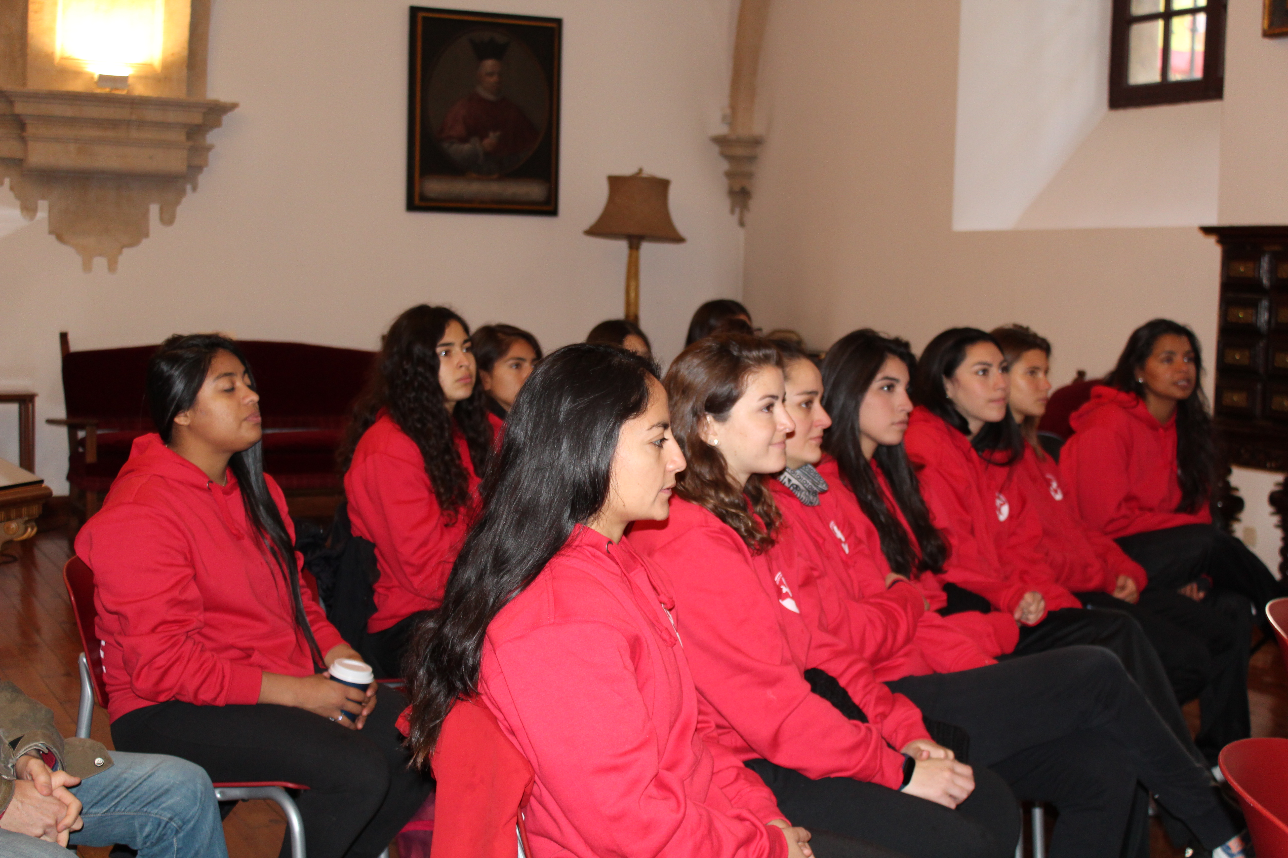 La selección chilena de balonmano femenino visita la Universidad de Salamanca