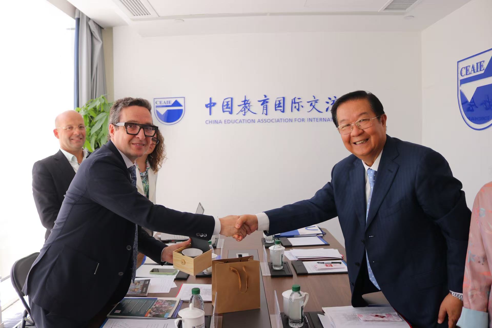 La Universidad de Salamanca y la China Education Association for International Exchange refuerzan su cooperación en educación digital, formación en español y atracción de talento chino
