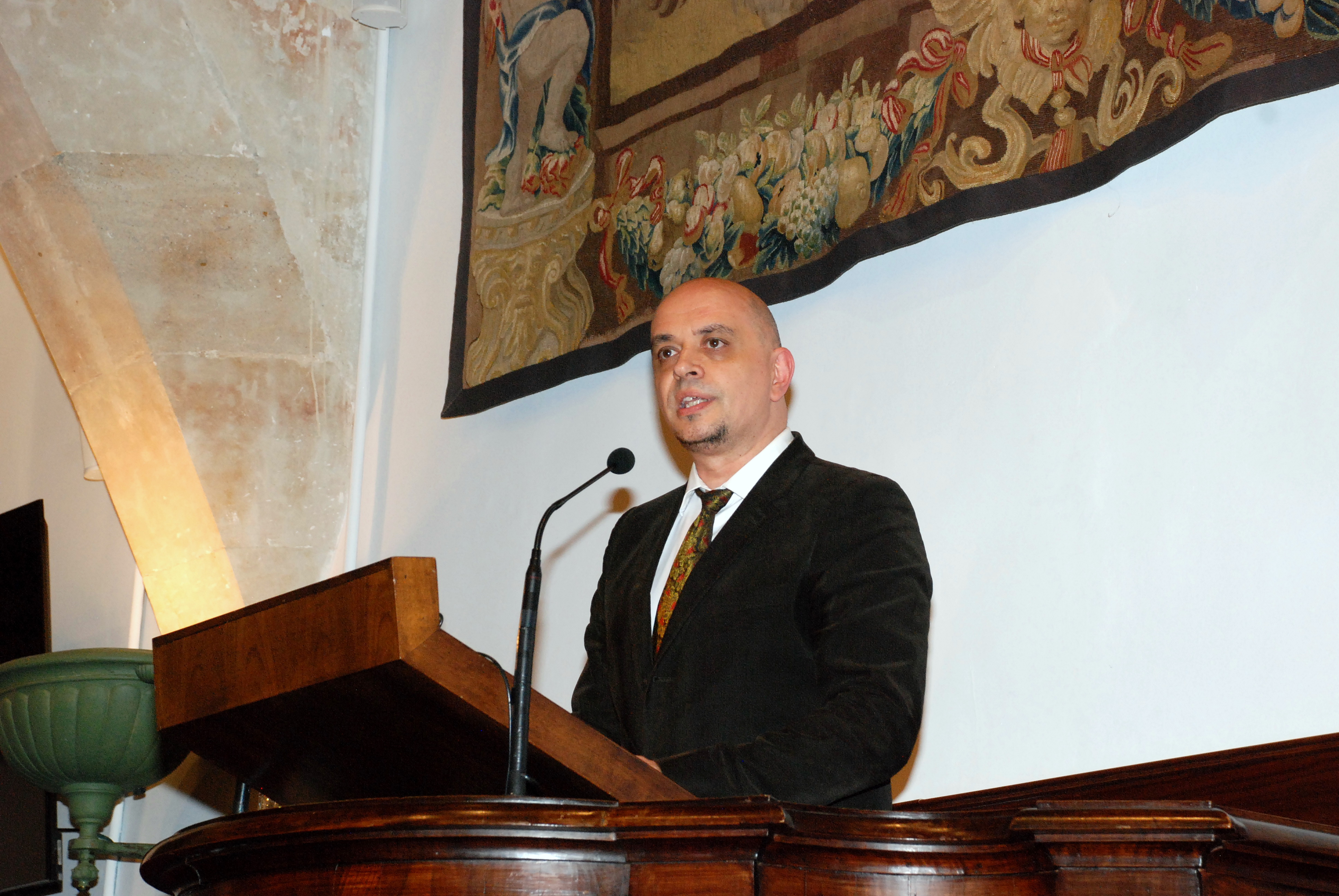 El Claustro de Doctores de la Universidad de Salamanca aprueba el doctorado honoris causa al poeta Pablo García Baena