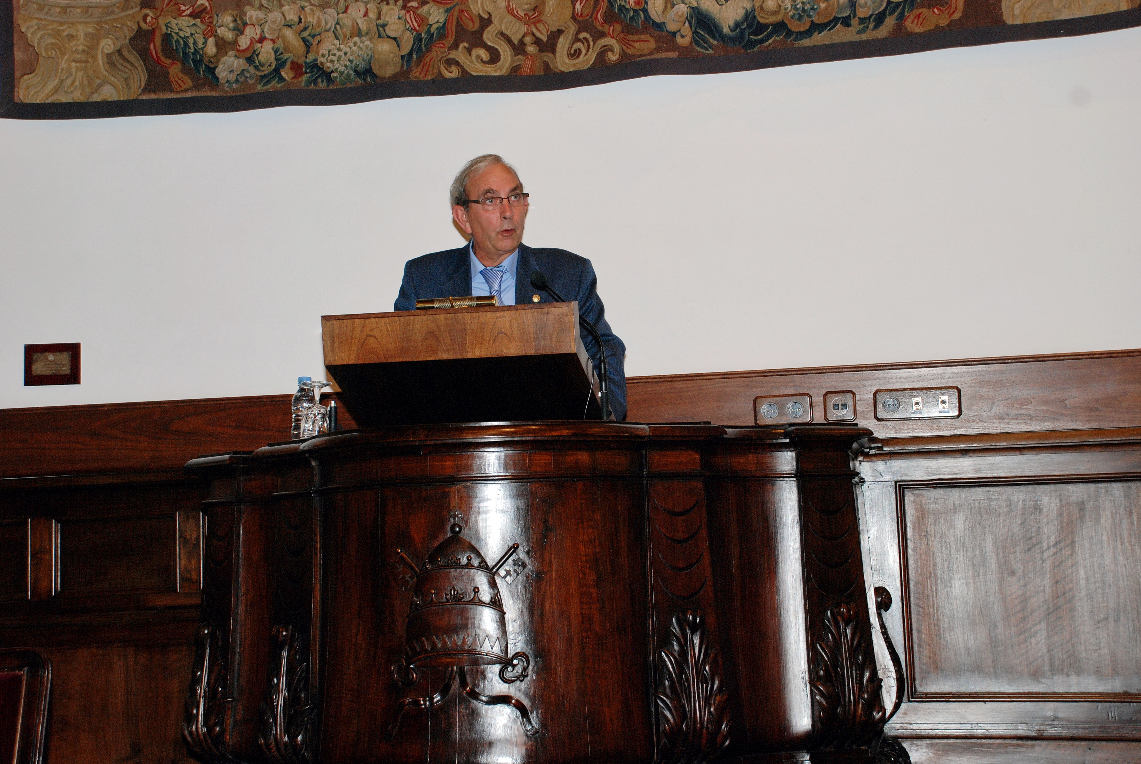 El Claustro de Doctores de la Universidad de Salamanca aprueba el doctorado honoris causa de Víctor García de la Concha y José Narro