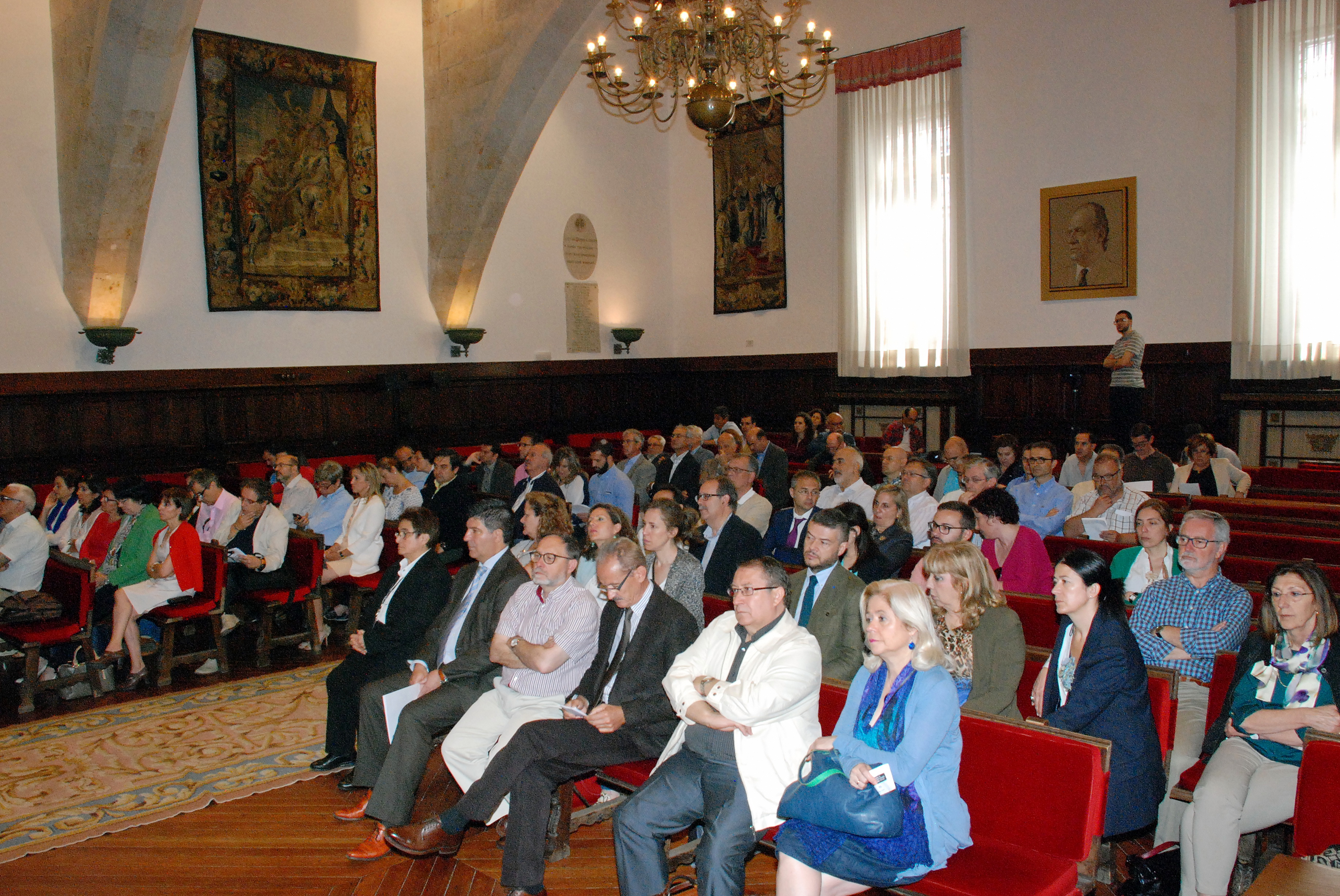 El rector destaca en el Claustro la fortaleza económica de la Universidad de Salamanca y el impulso a la política de internacionalización