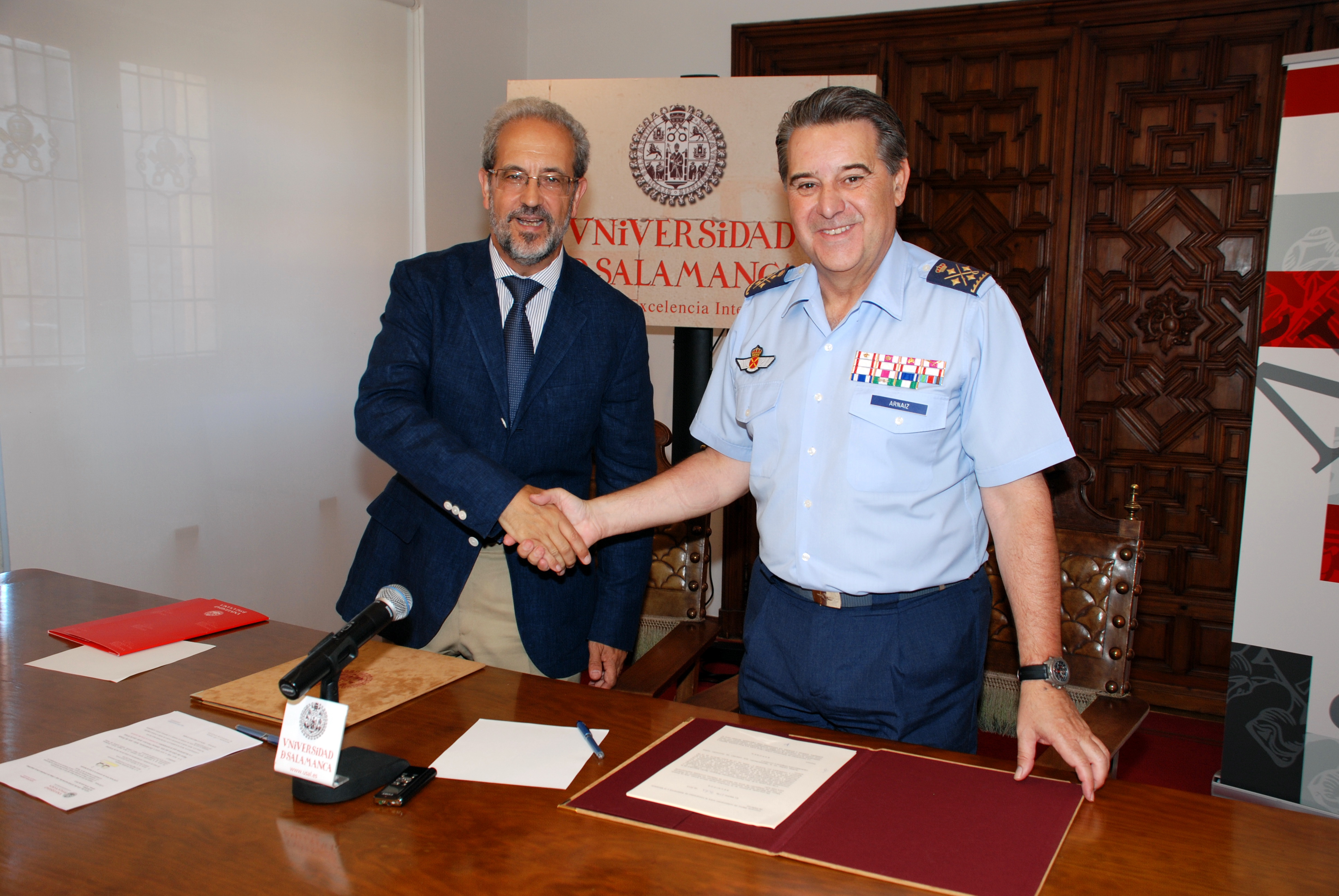La Universidad de Salamanca y el Ministerio de Defensa impulsarán la investigación en los campos de la aeronáutica y la astronáutica