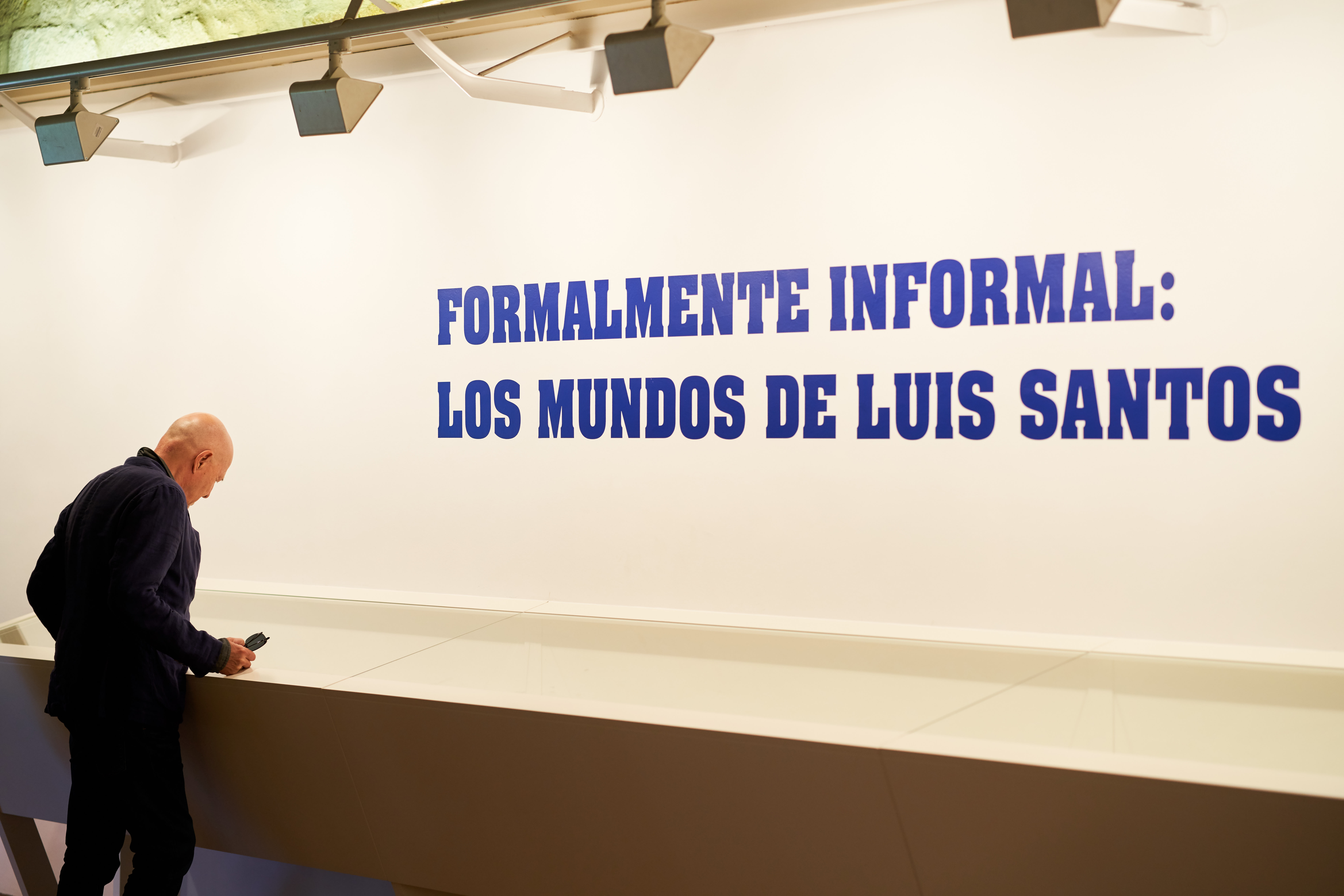 La Universidad de Salamanca recrea ‘los mundos de Luis Santos’ en una exposición con sus objetos, escritos y creaciones