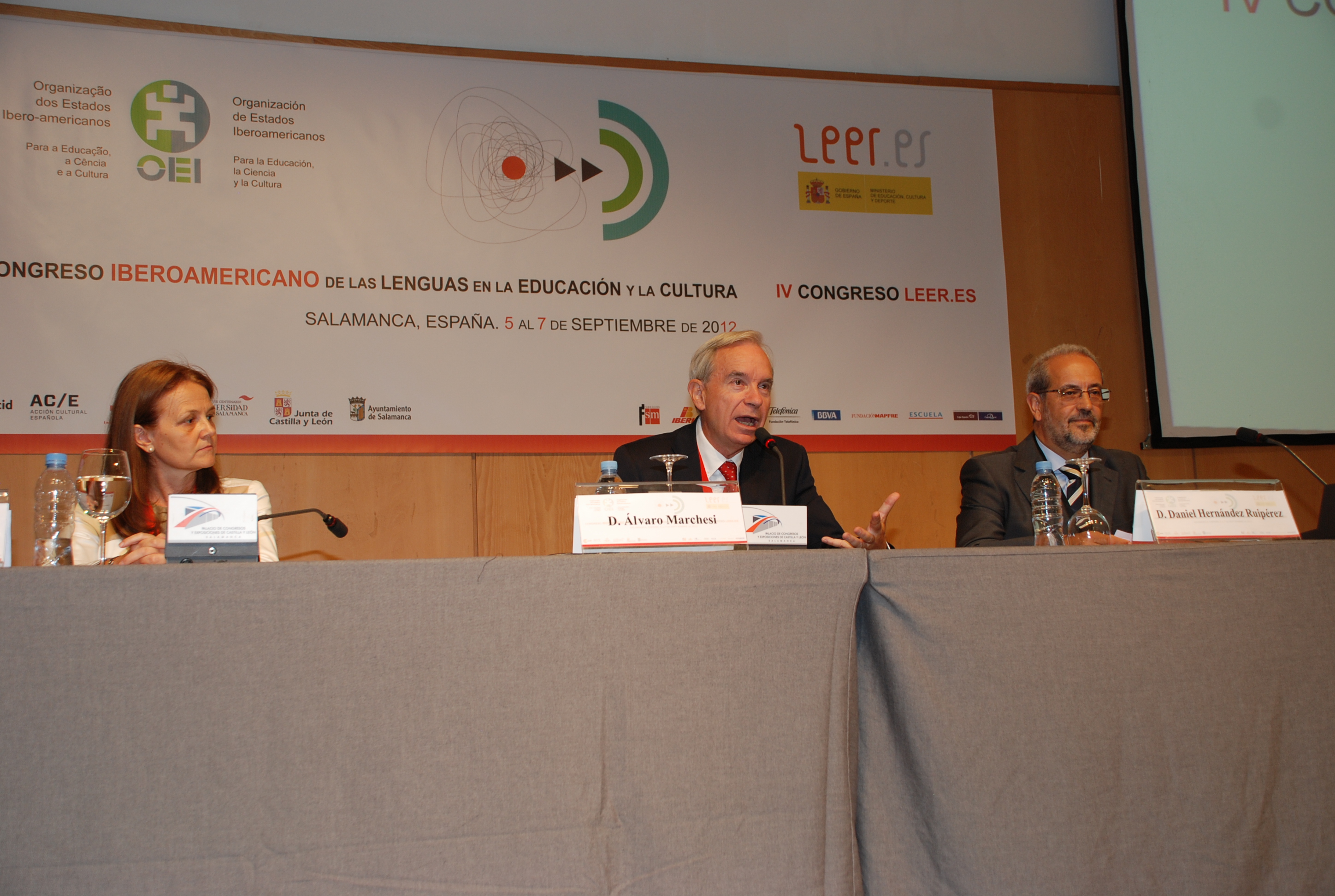 El rector da la bienvenida a los asistentes al Congreso Iberoamericano de las Lenguas en la Educación y en la Cultura