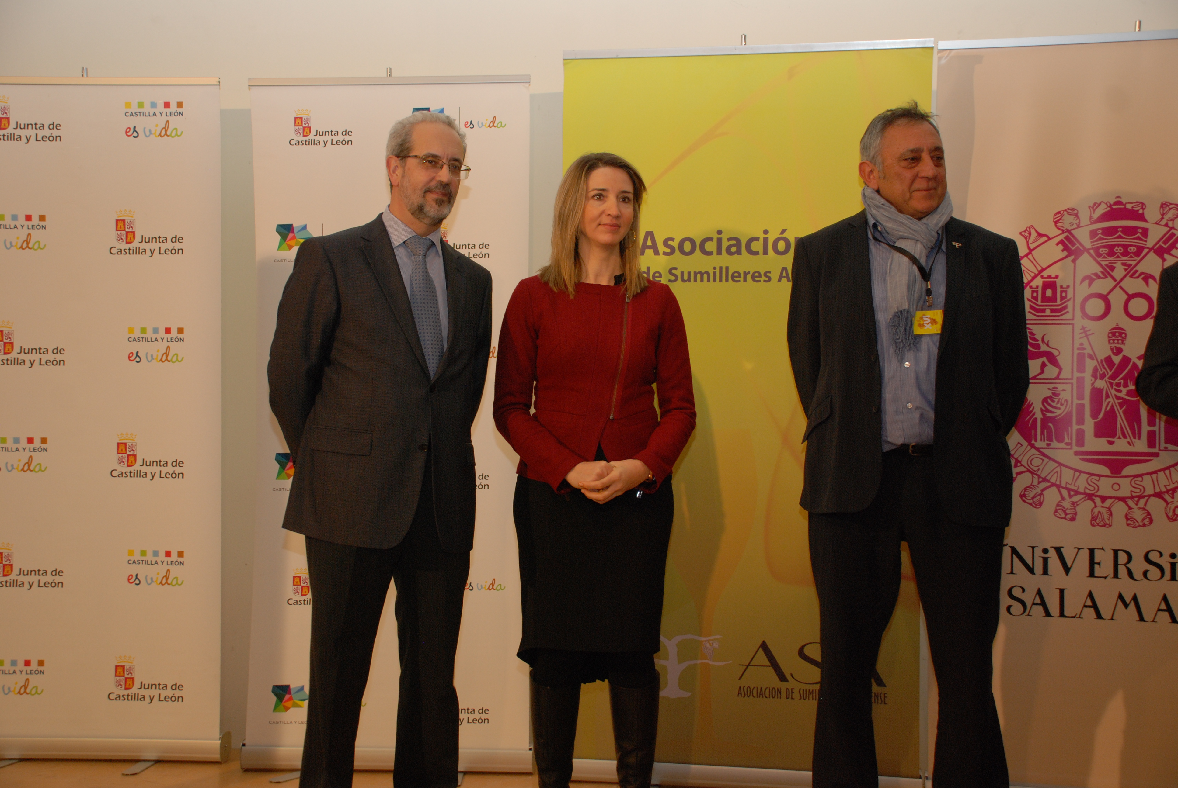 El rector de la Universidad de Salamanca, Daniel Hernández Ruipérez, recibe el “Pin de Oro” de la Asociación de Sumilleres de Ávila