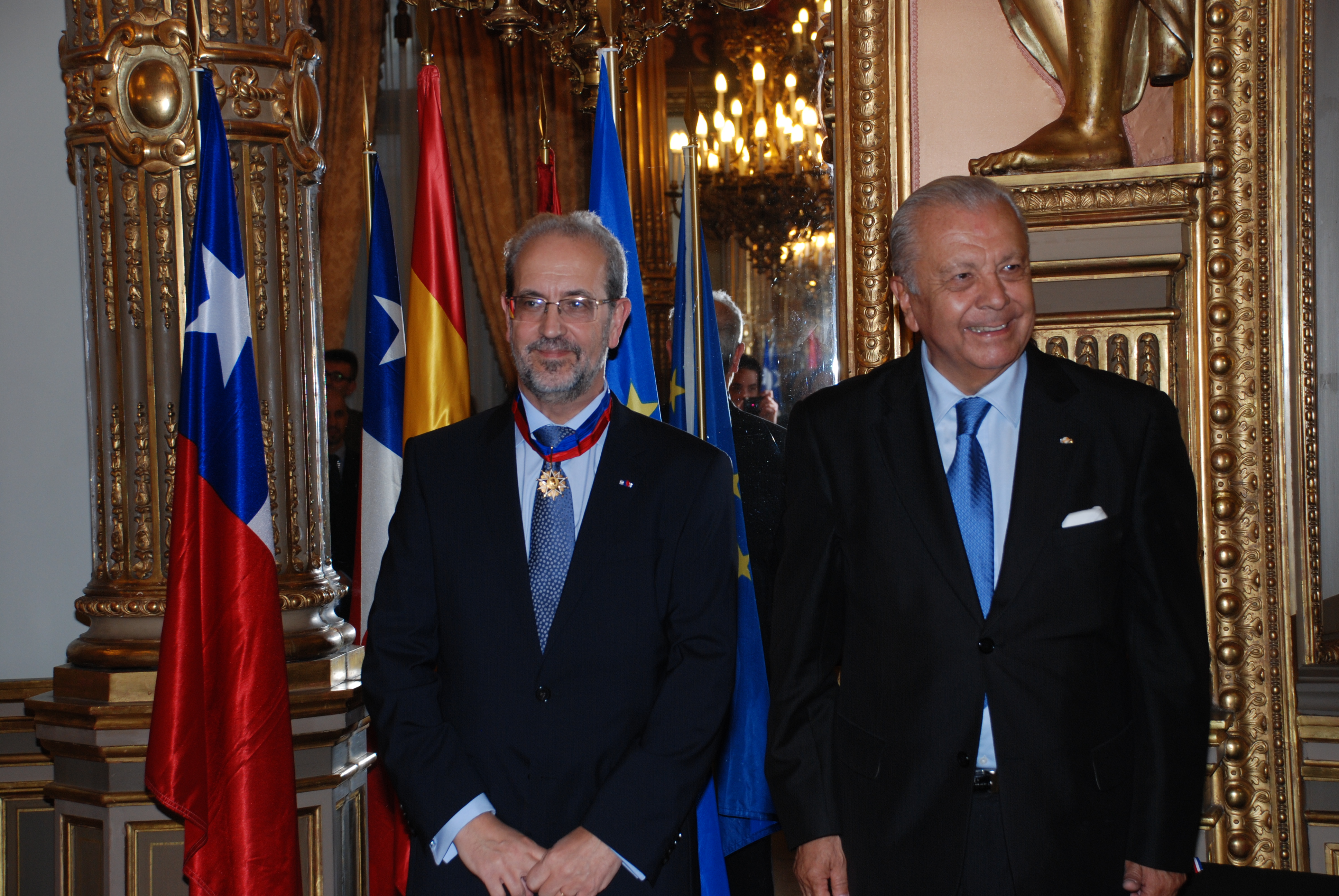 El rector de la Universidad de Salamanca, Daniel Hernández Ruipérez, ha sido distinguido con la orden ‘Bernardo O’Higgins’