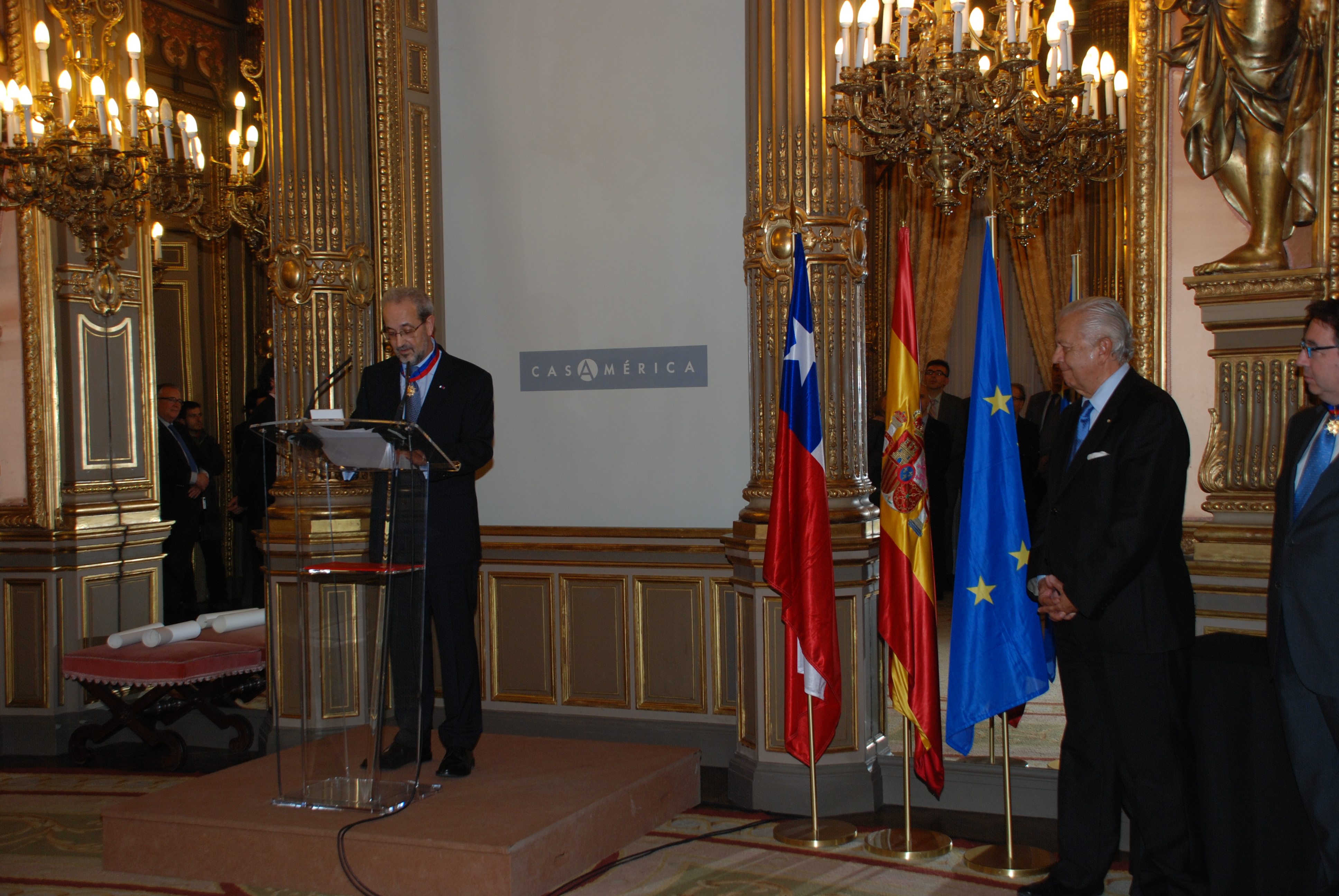 El rector de la Universidad de Salamanca, Daniel Hernández Ruipérez, ha sido distinguido con la Orden 'Bernardo O'Higgins'
