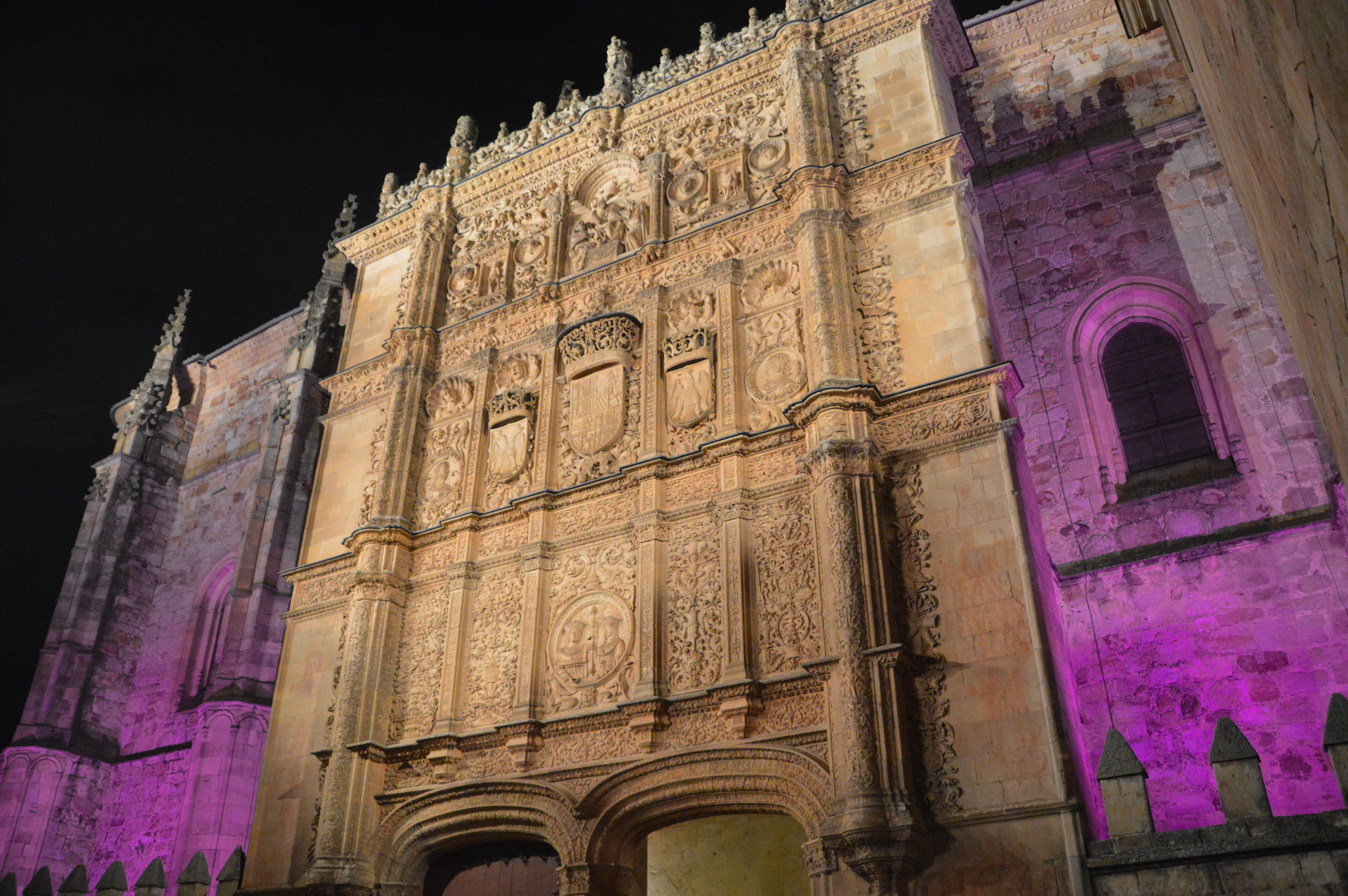 La Universidad de Salamanca ilumina la Fachada Rica de las Escuelas Mayores por el Día Internacional de la Mujer