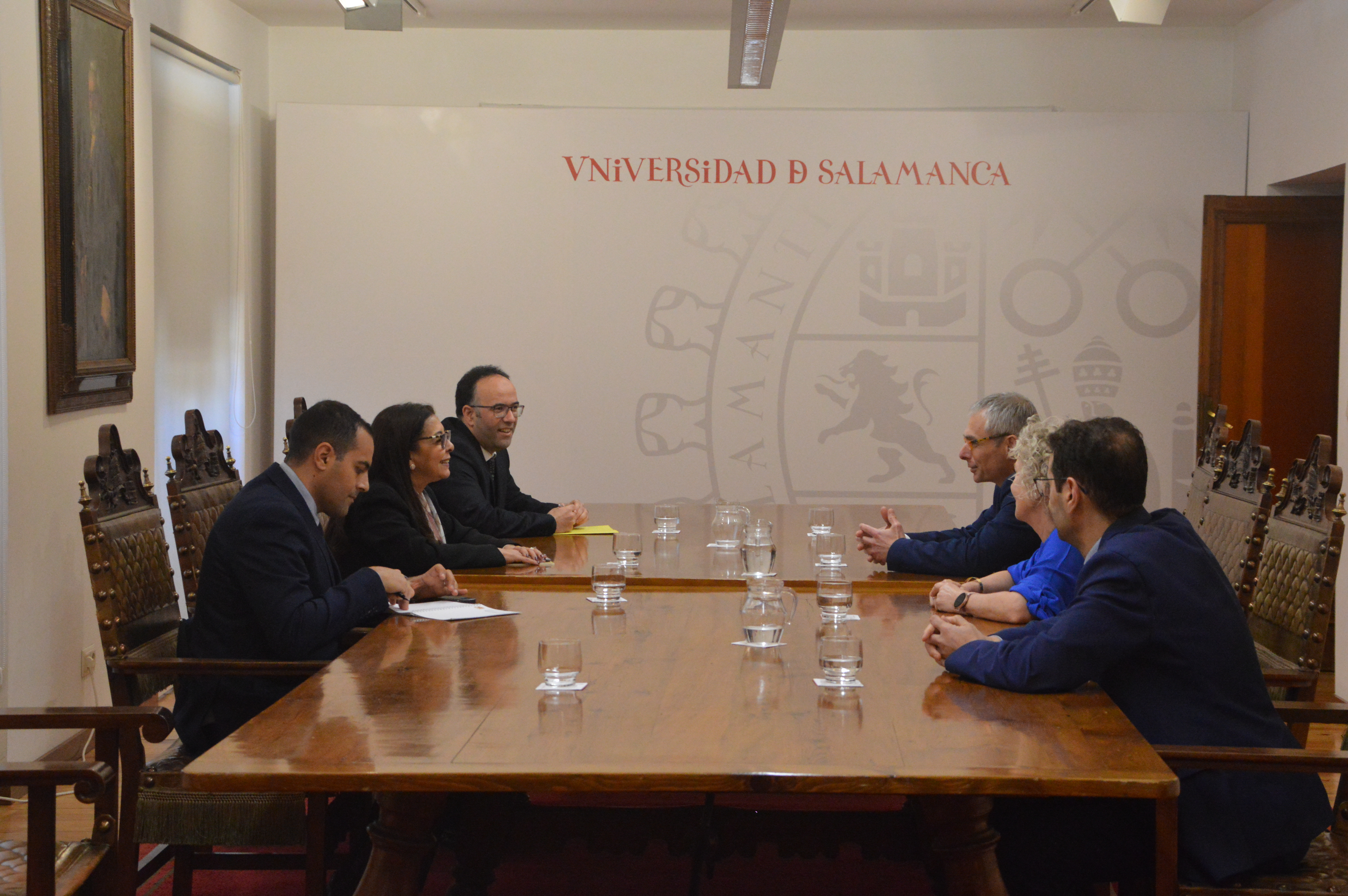 El rector Ricardo Rivero mantiene una reunión de trabajo con la embajadora de Marruecos en España, Karima Benyaich