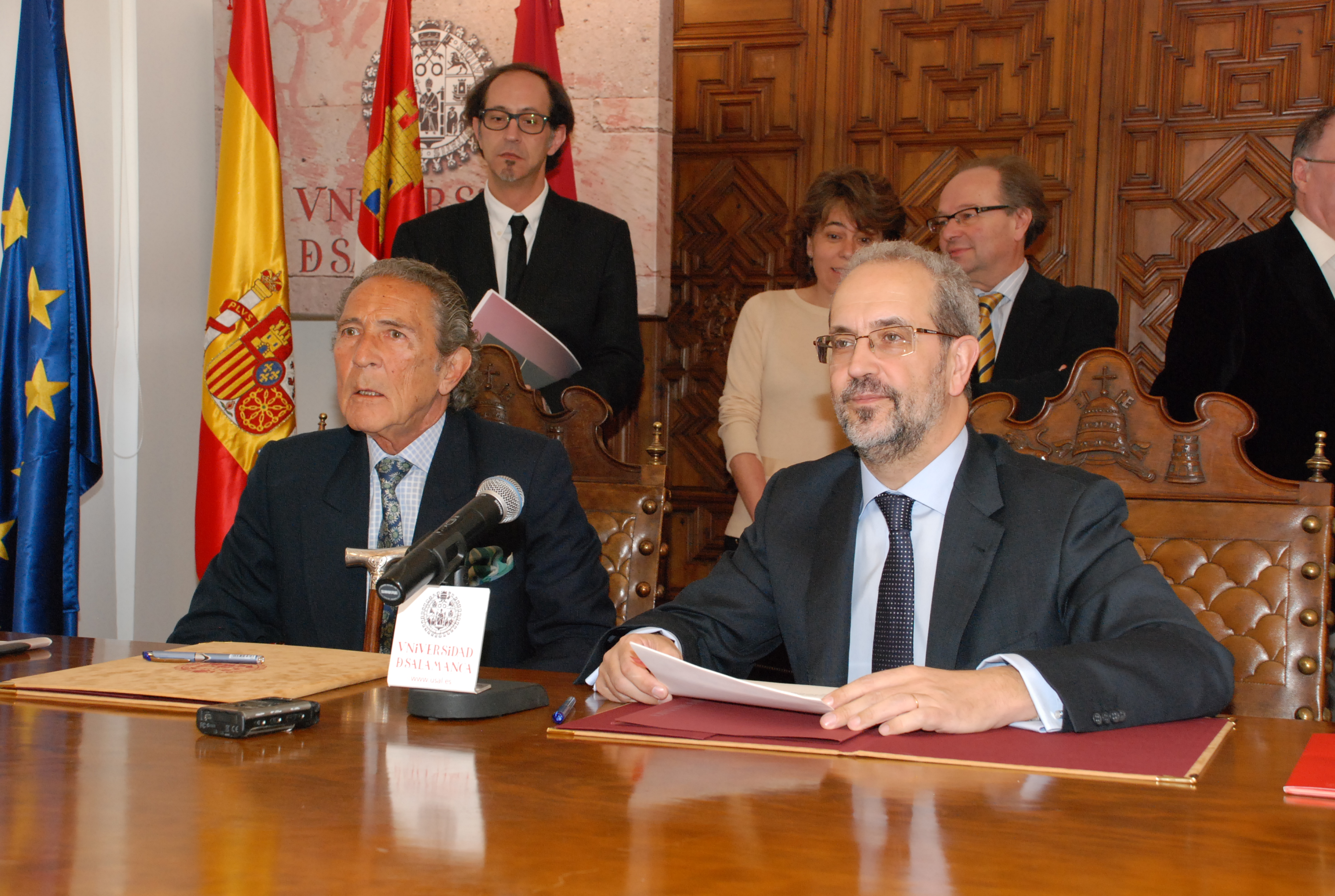 Firma del convenio entre la Universidad y la Fundación Antonio Gala