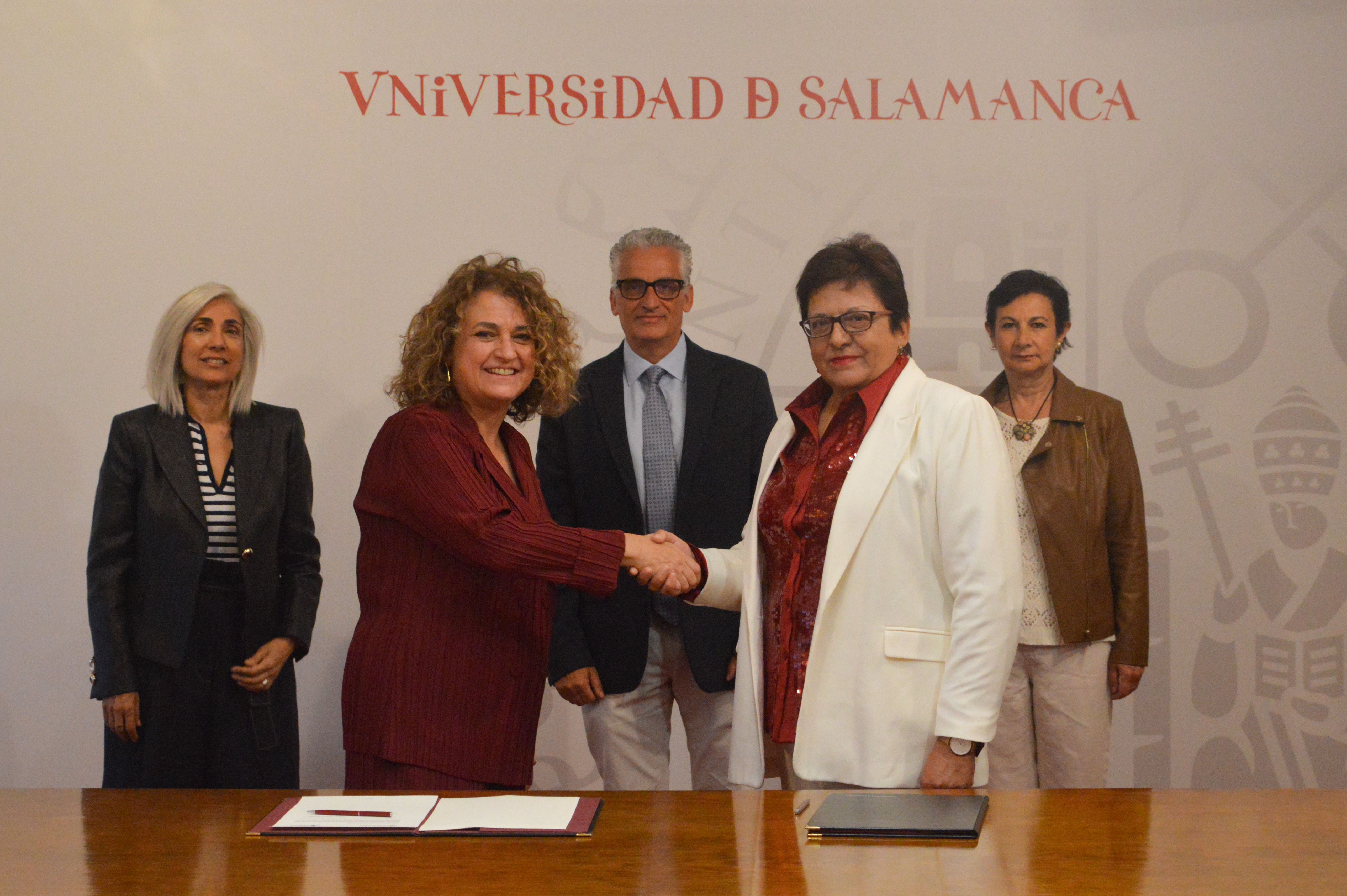 La Universidad de Salamanca firma un convenio de colaboración con la Asociación de Afectadas por Cáncer de Ovario y Ginecológico