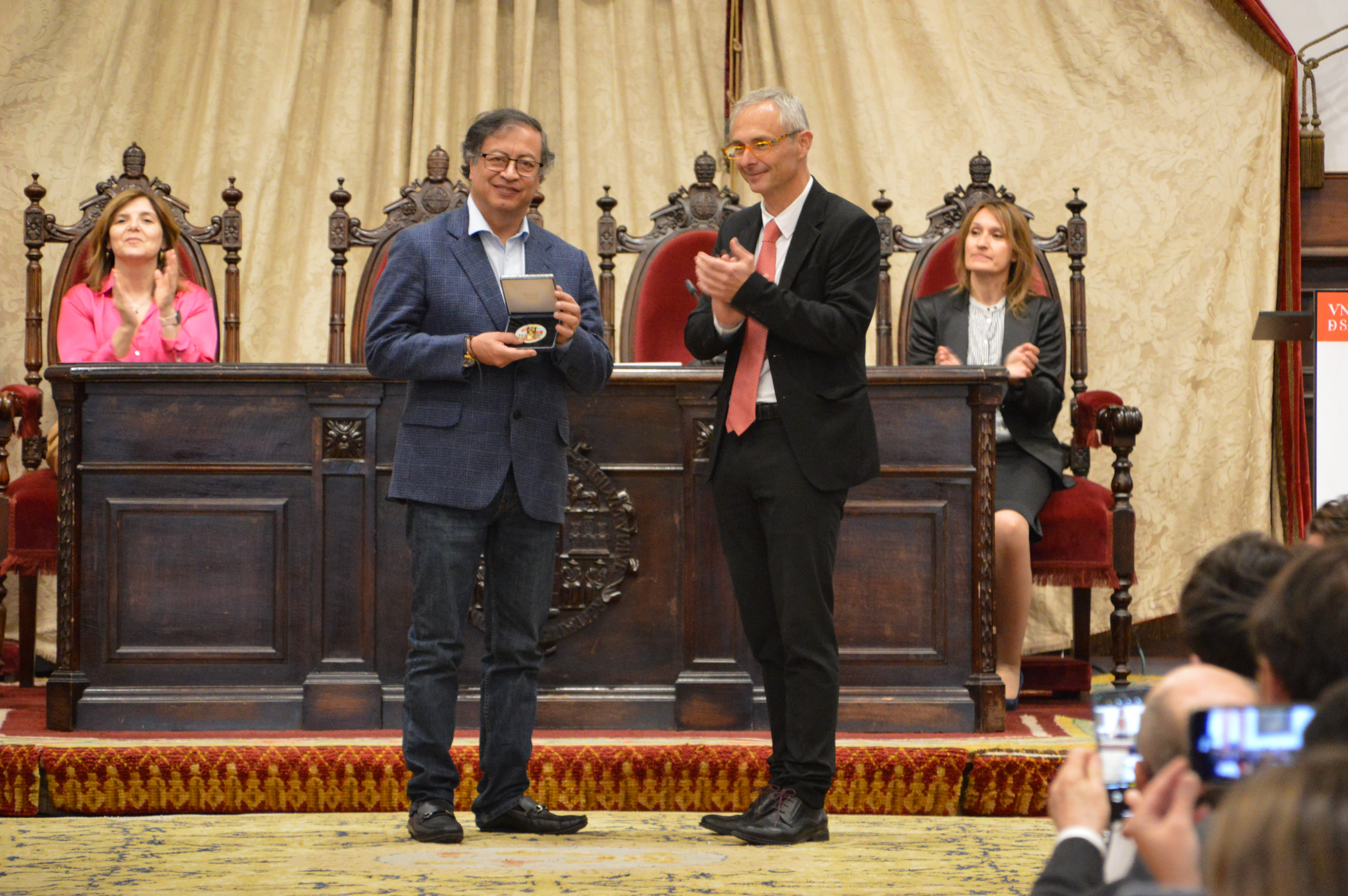 El presidente de la República de Colombia recibe la Medalla de la Universidad de Salamanca