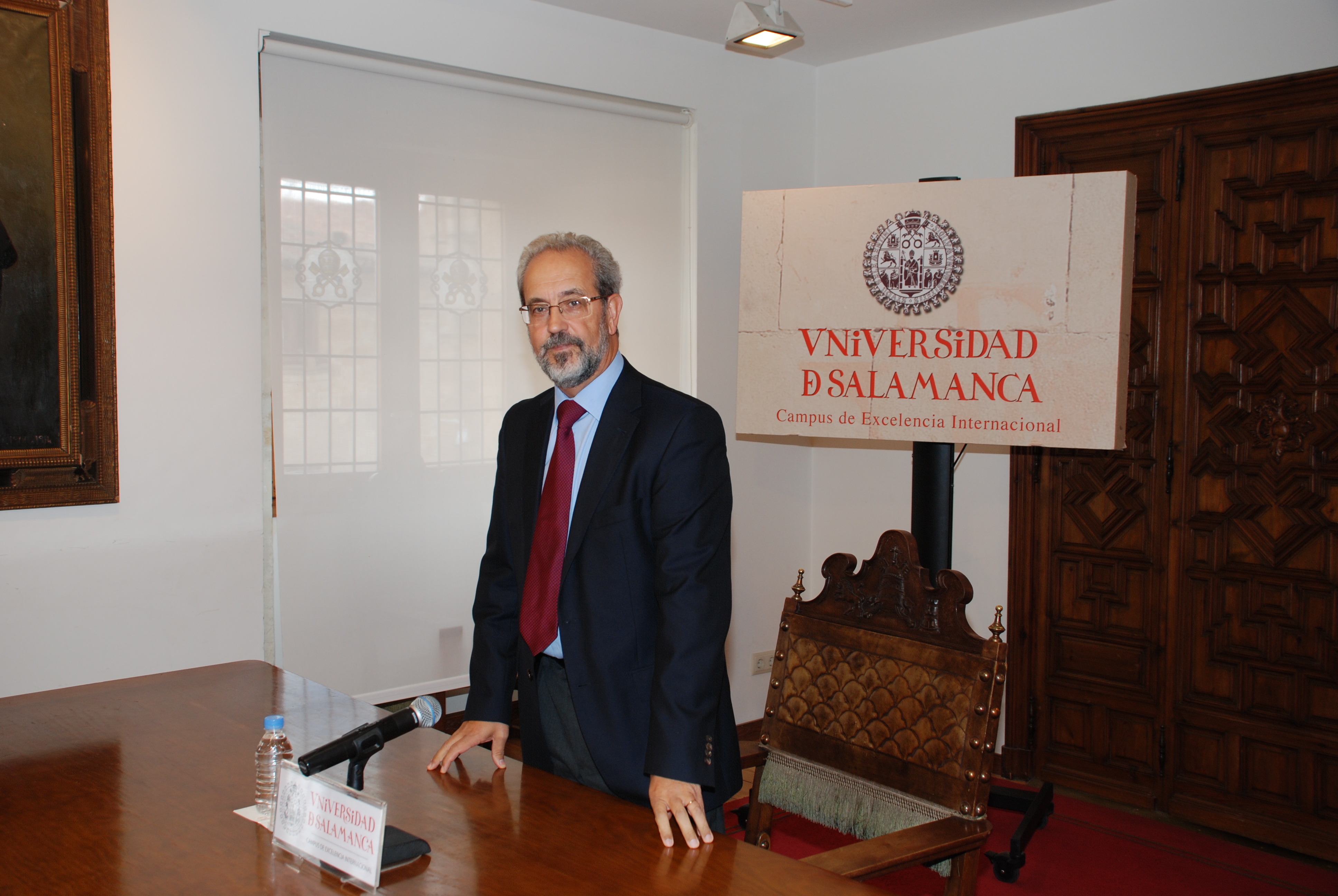 El rector Daniel Hernández Ruipérez procederá a la convocatoria de elecciones en la Universidad de Salamanca el próximo 14 de octubre