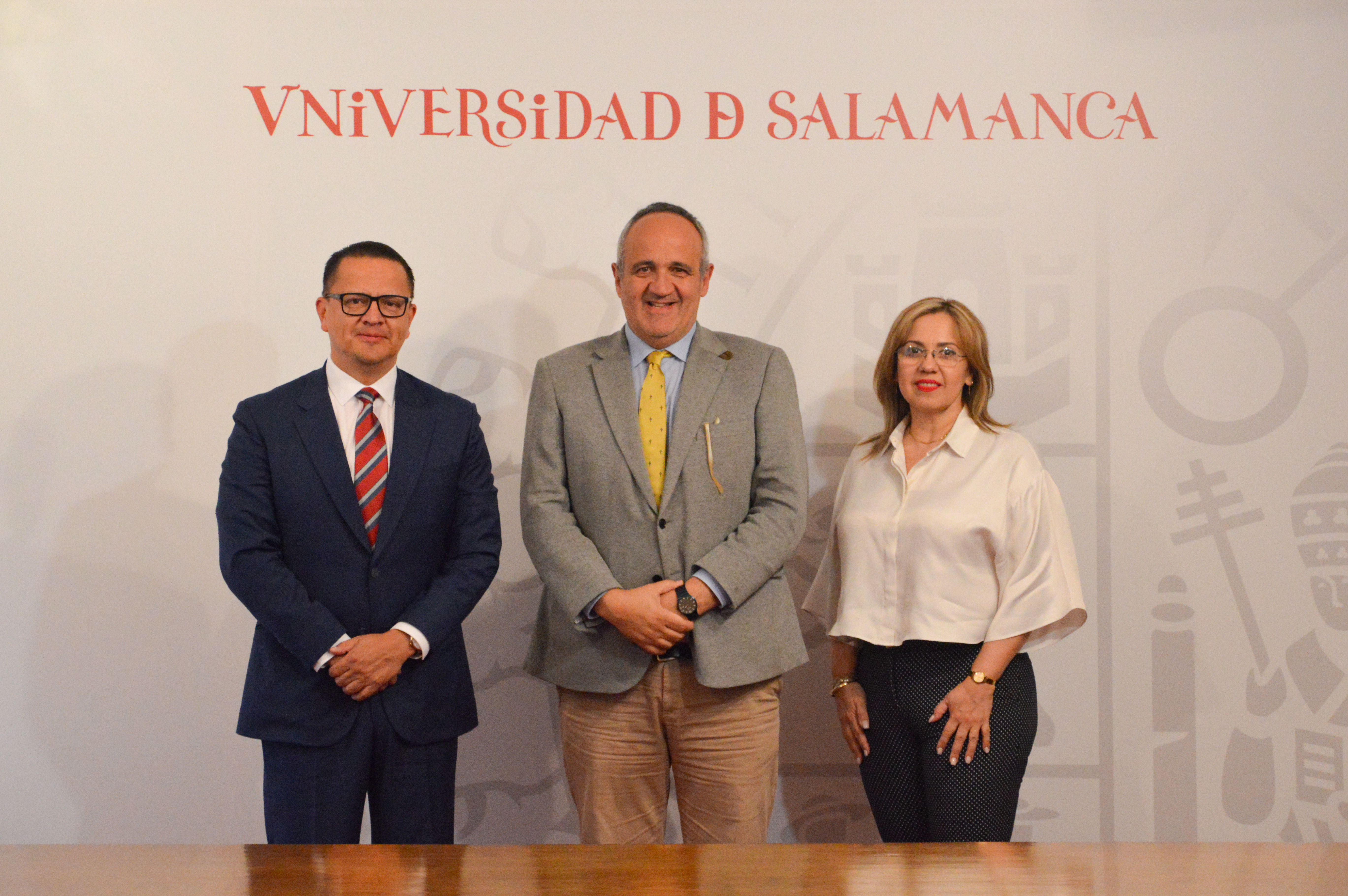 El vicerrector de Postgrado y Enseñanzas Propias recibe al director nacional de la Asociación de Juzgadoras y Juzgadores Federales de México