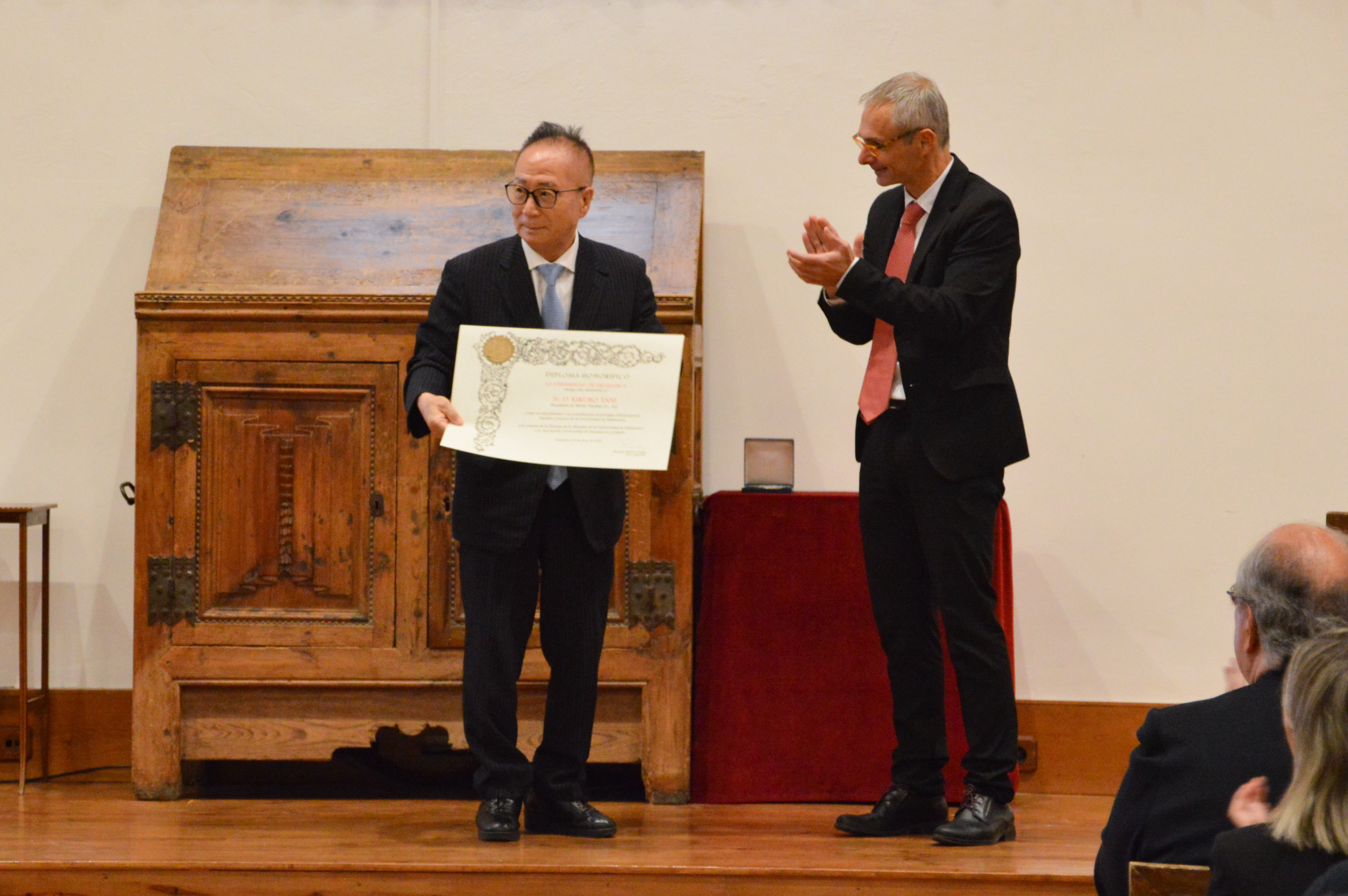 La Universidad entrega su medalla a la Asociación Universidad de Salamanca en Japón 