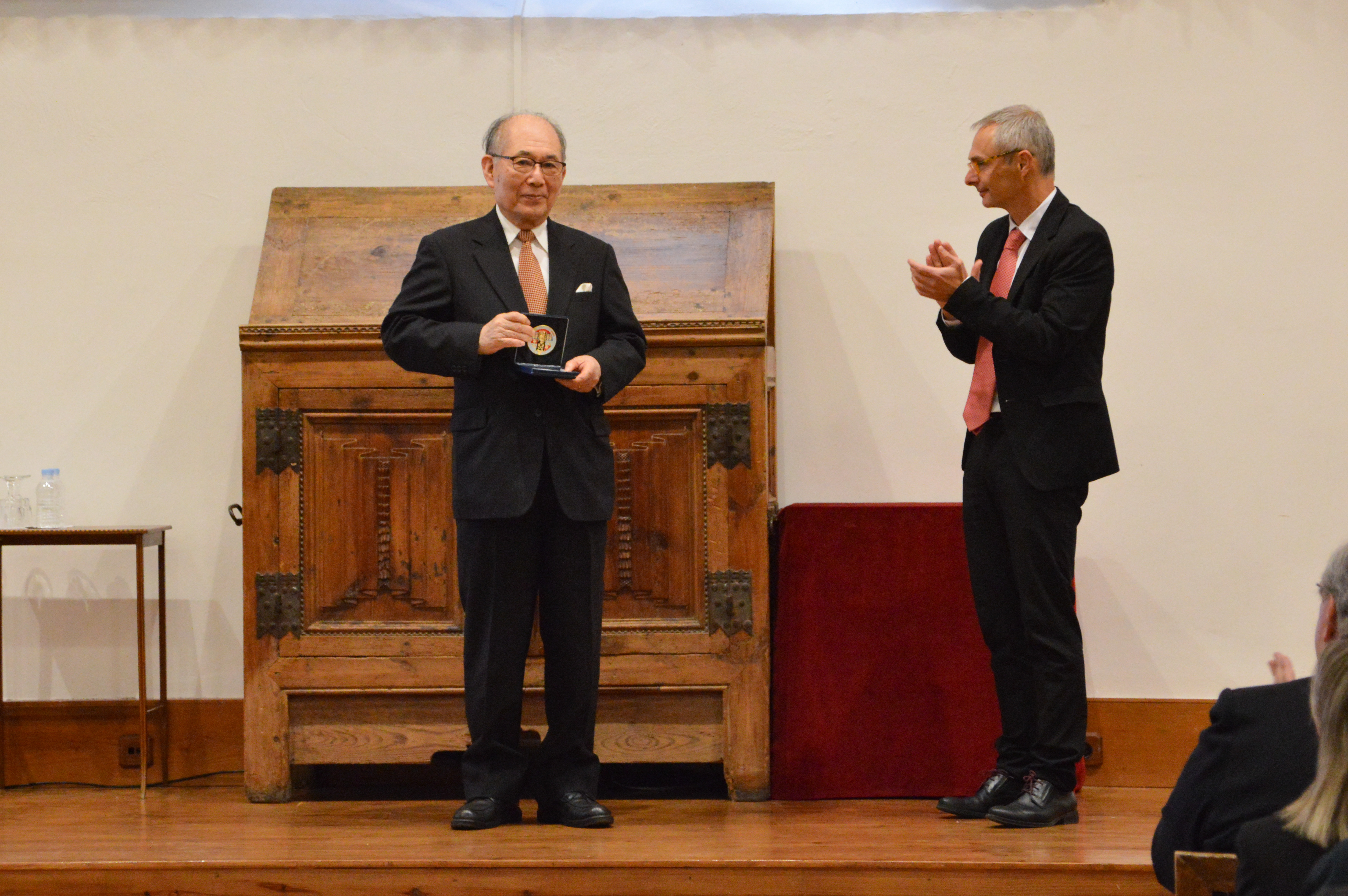 La Universidad entrega su medalla a la Asociación Universidad de Salamanca en Japón 