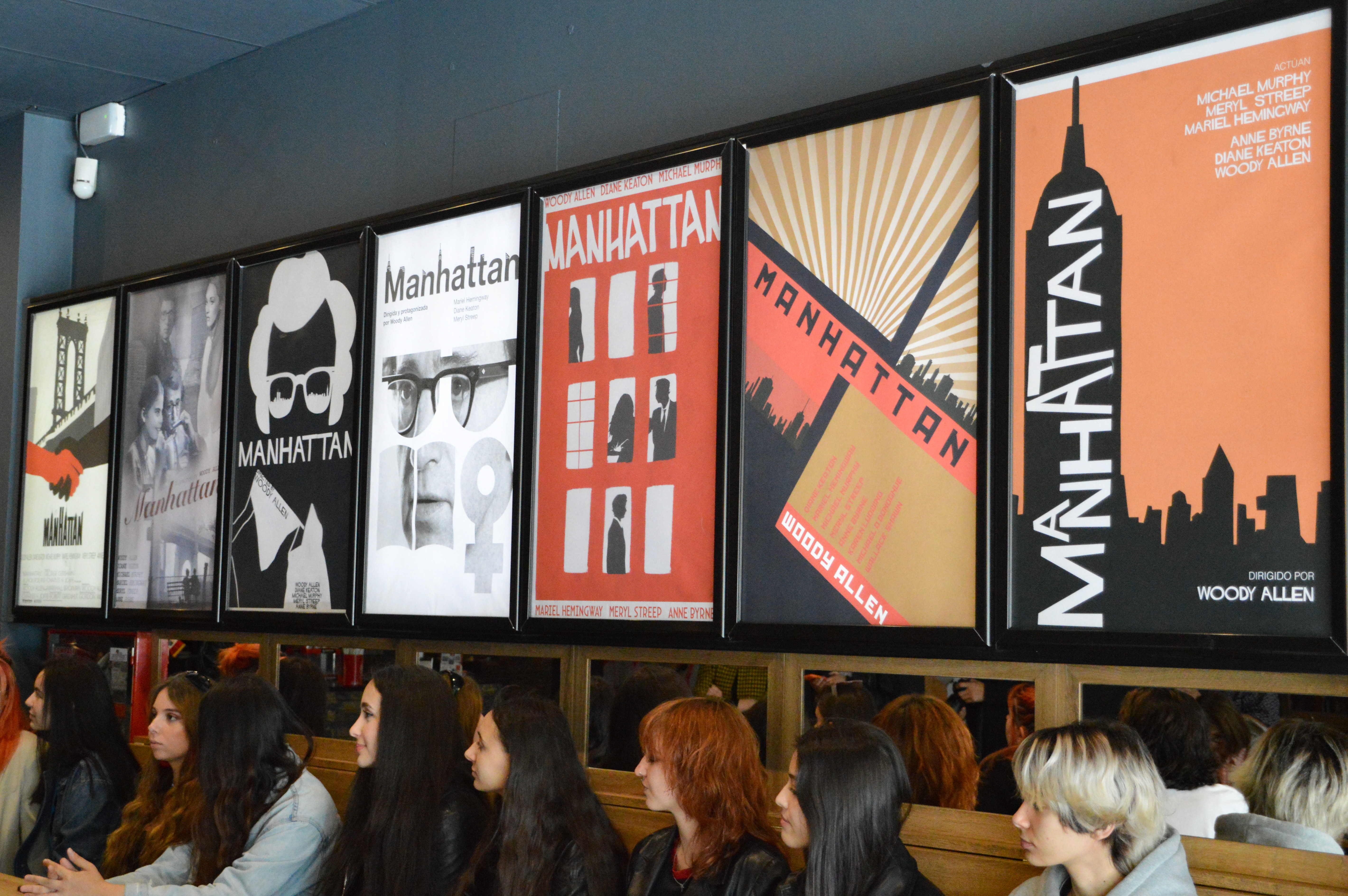 Estudiantes de Bellas Artes recrean una exposición con carteles inspirados en películas ‘La Luna’ y ‘Manhattan’