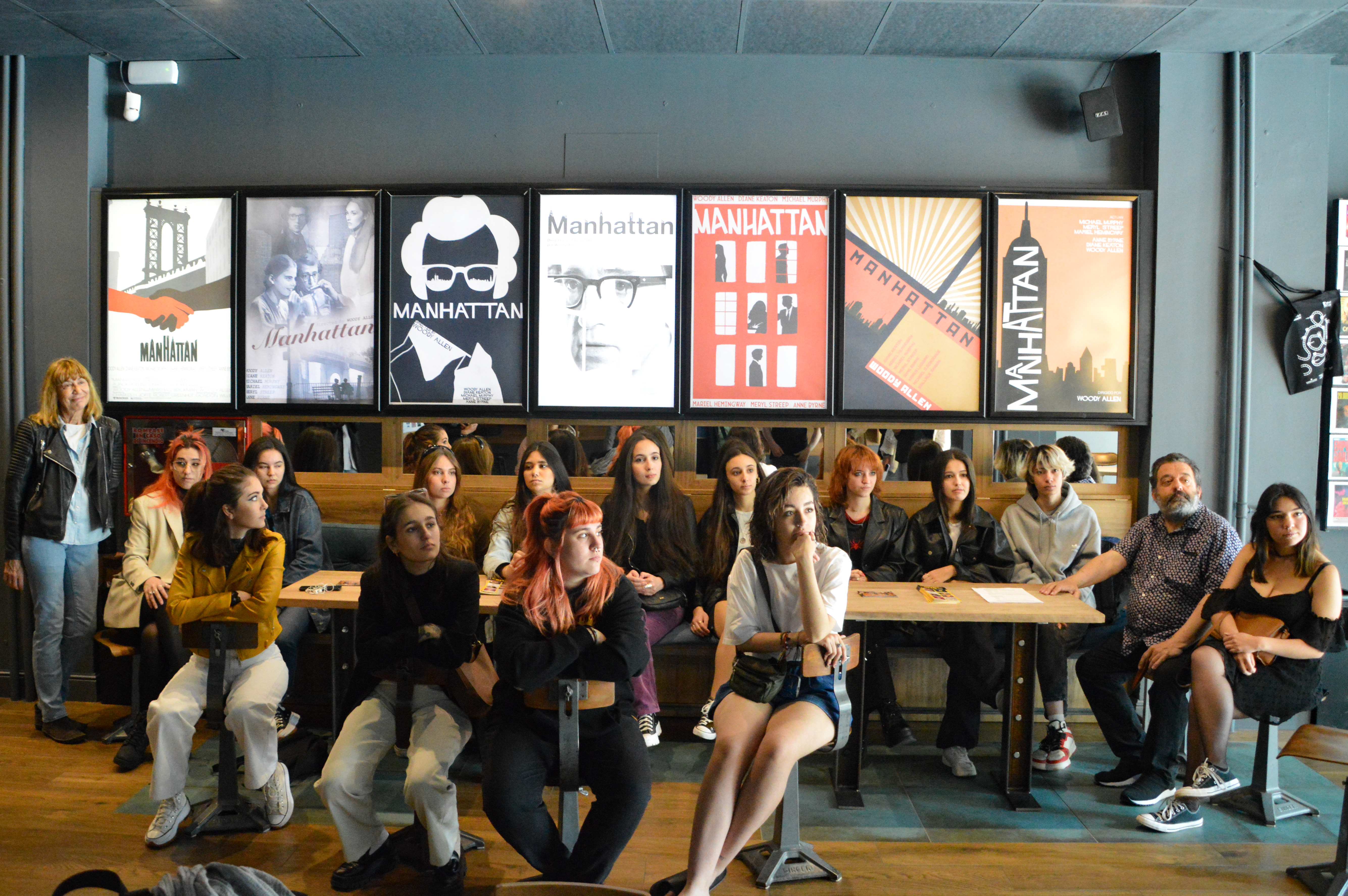 Estudiantes de Bellas Artes recrean una exposición con carteles inspirados en películas ‘La Luna’ y ‘Manhattan’
