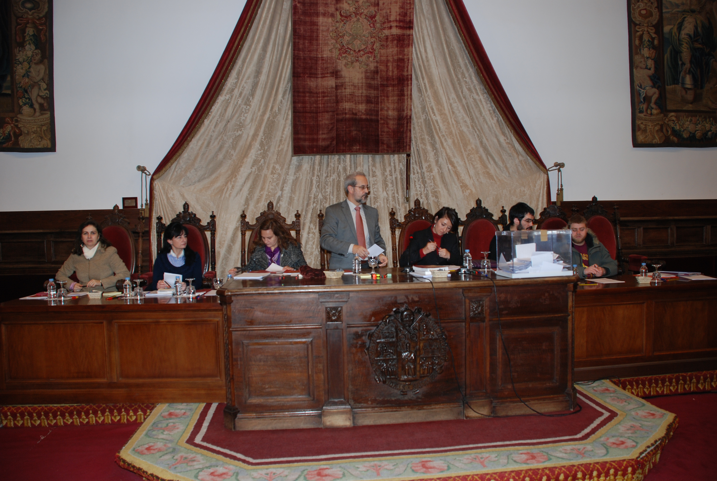 Elección de la Comisión Delegada Temporal para la Reforma del Reglamento de Funcionamiento Interno del Claustro Universitario