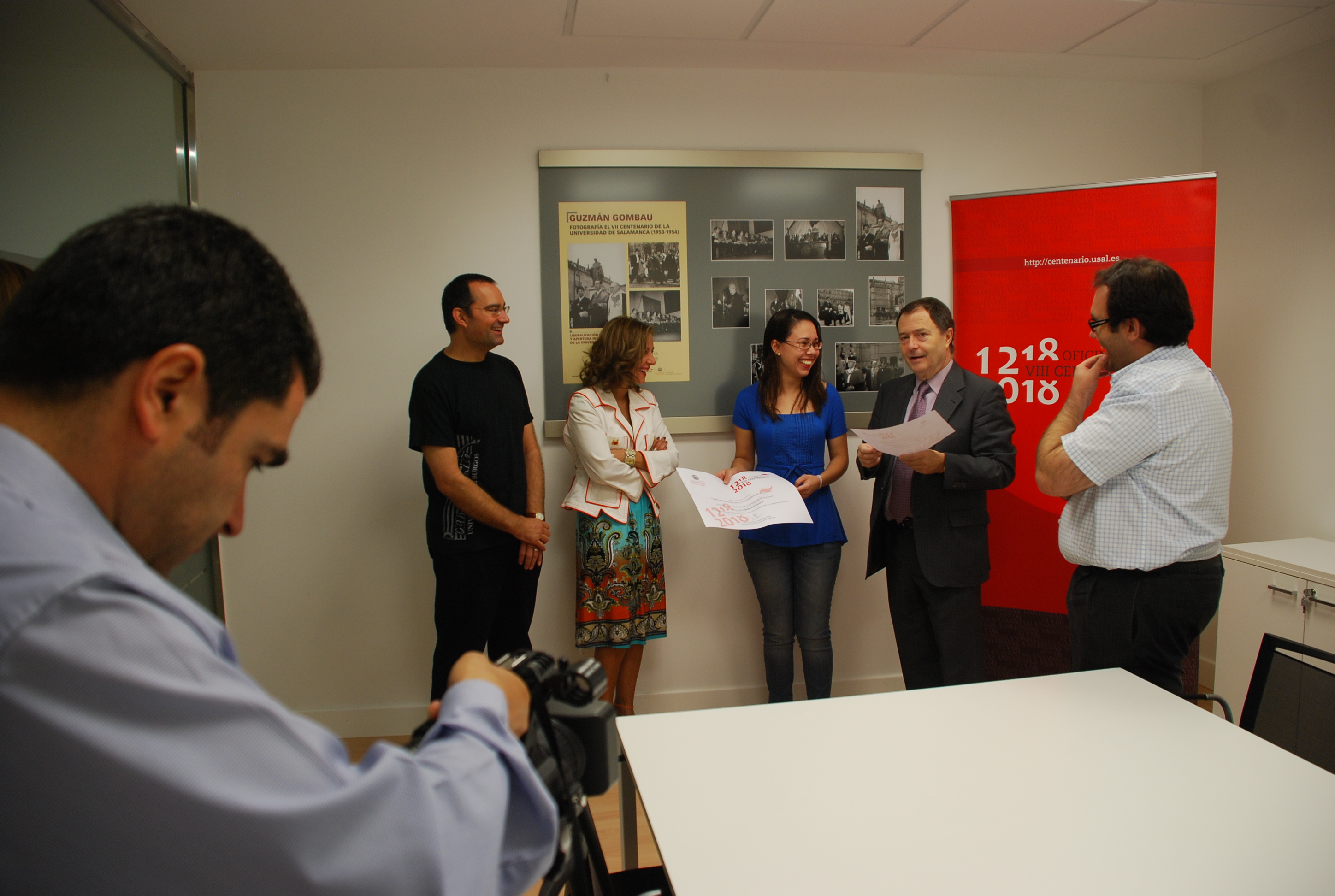 La Oficina del VIII Centenario de la Universidad de Salamanca hace entrega del premio que sorteó en la Feria de Bienvenida