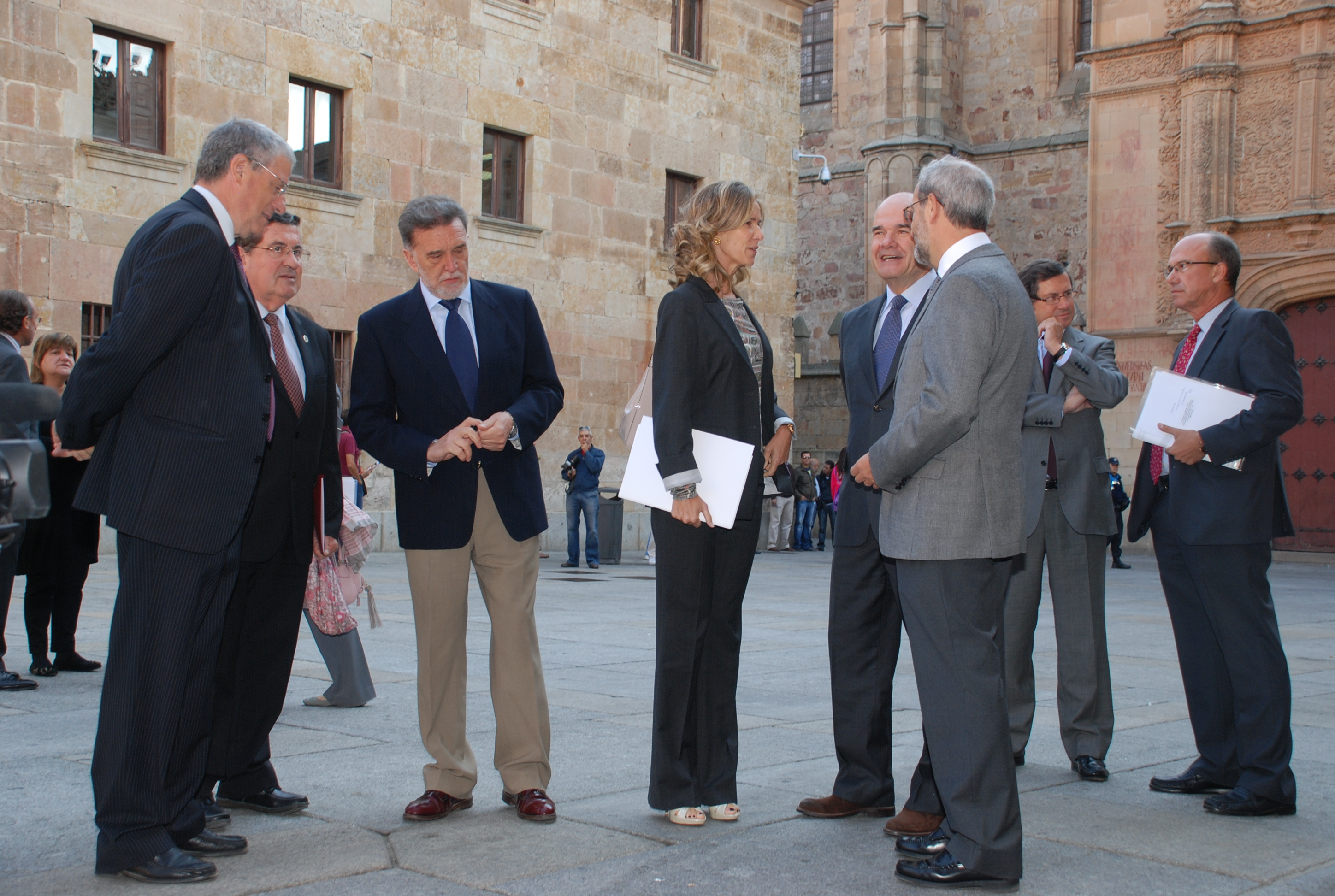 La Comisión Interinstitucional del VIII Centenario de la Universidad de Salamanca estudia el documento estratégico para 2018