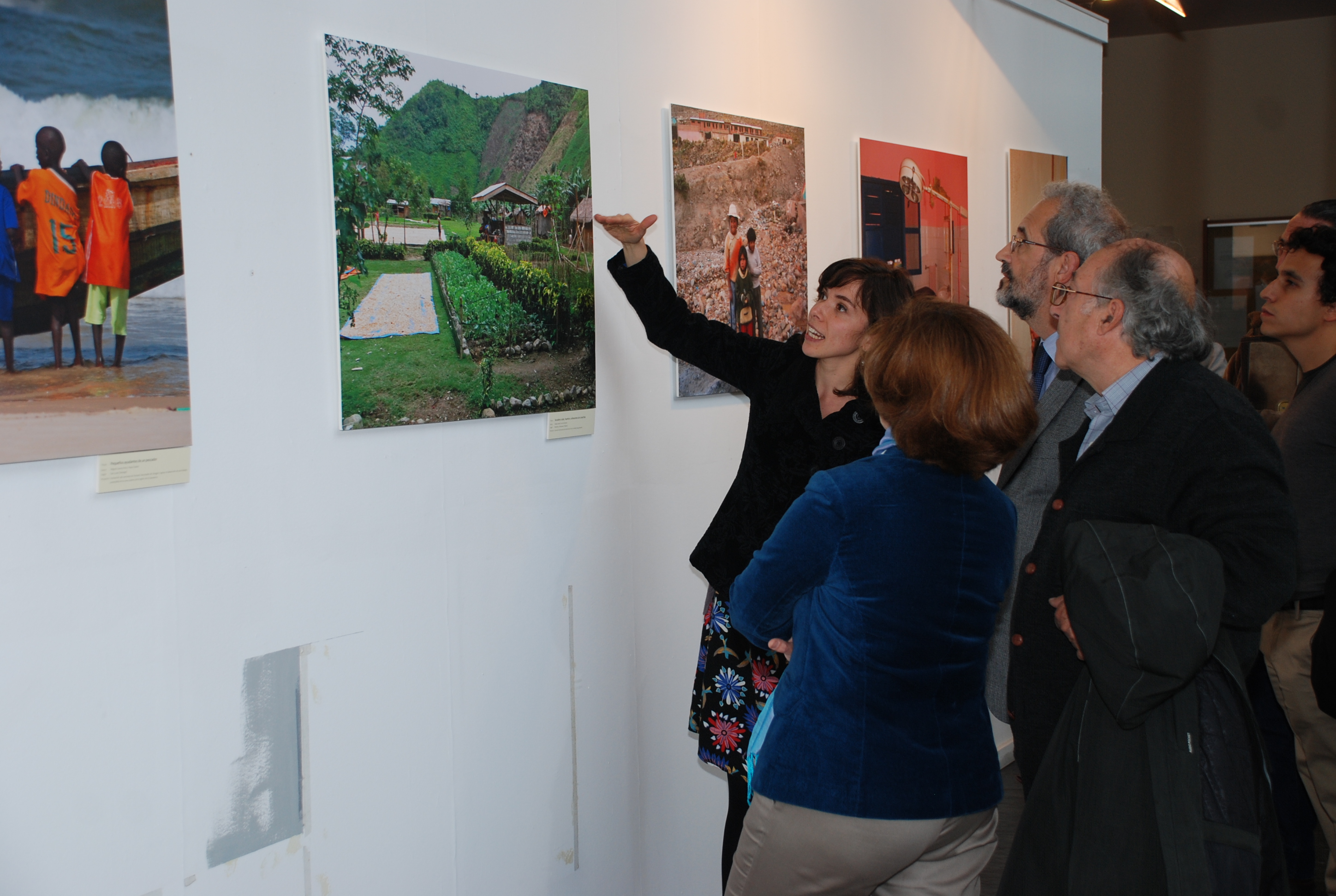 El rector inaugura la exposición fotográfica sobre acciones de cooperación al desarrollo de la Oficina de Cooperación de la Universidad