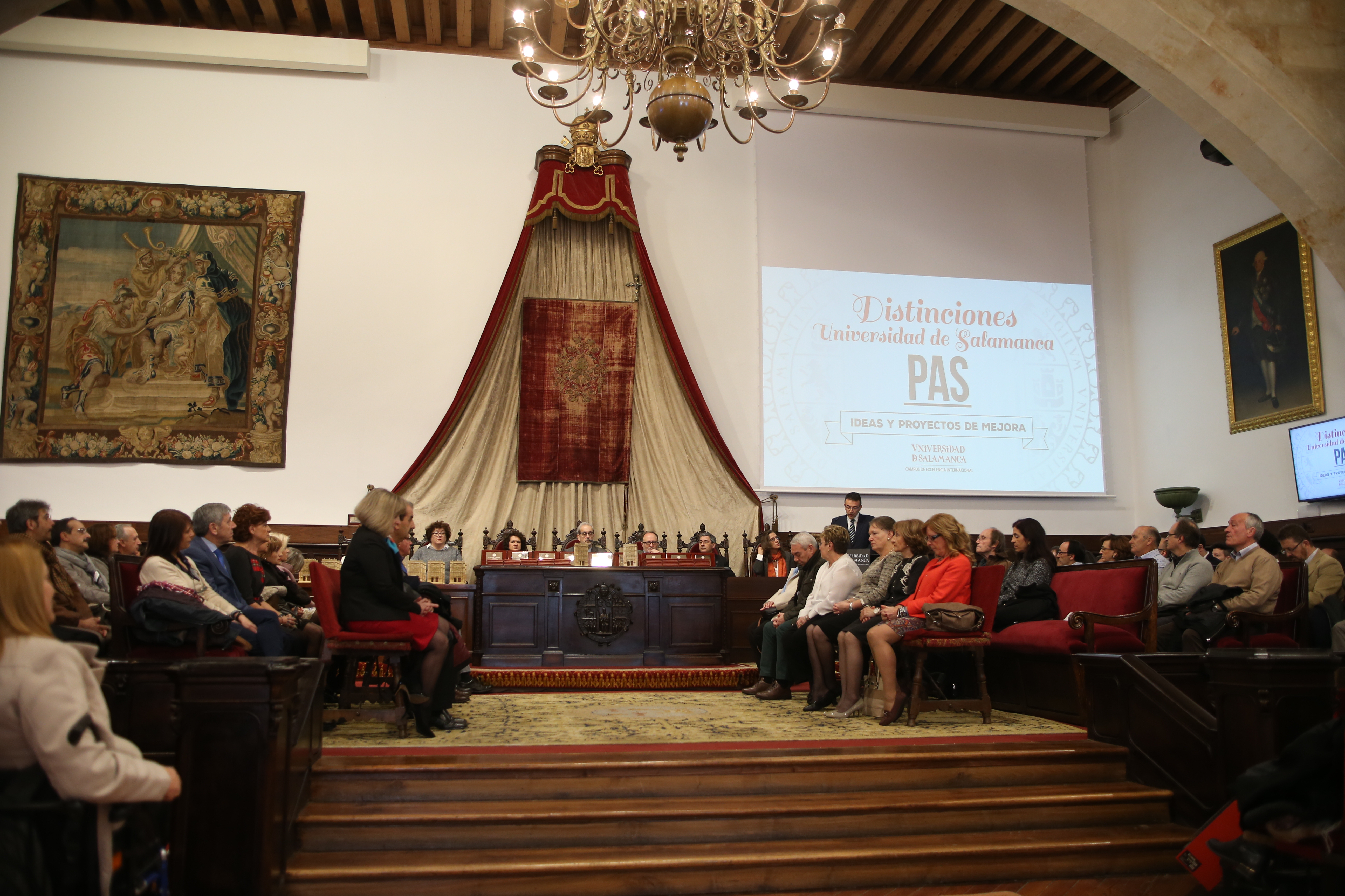 La Universidad de Salamanca entrega sus distinciones a 88 miembros del Personal de Administración y Servicios