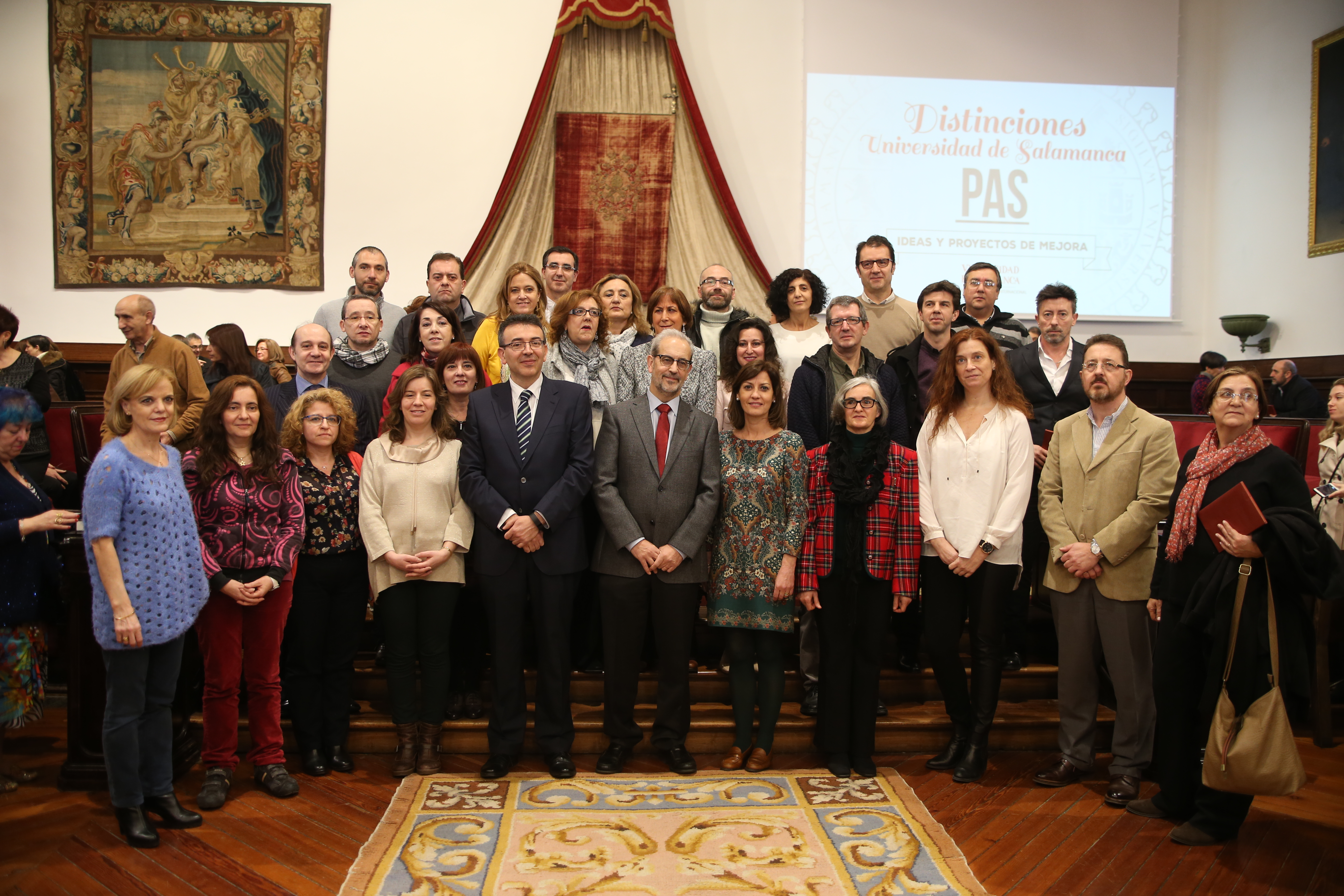 La Universidad de Salamanca entrega sus distinciones a 88 miembros del Personal de Administración y Servicios