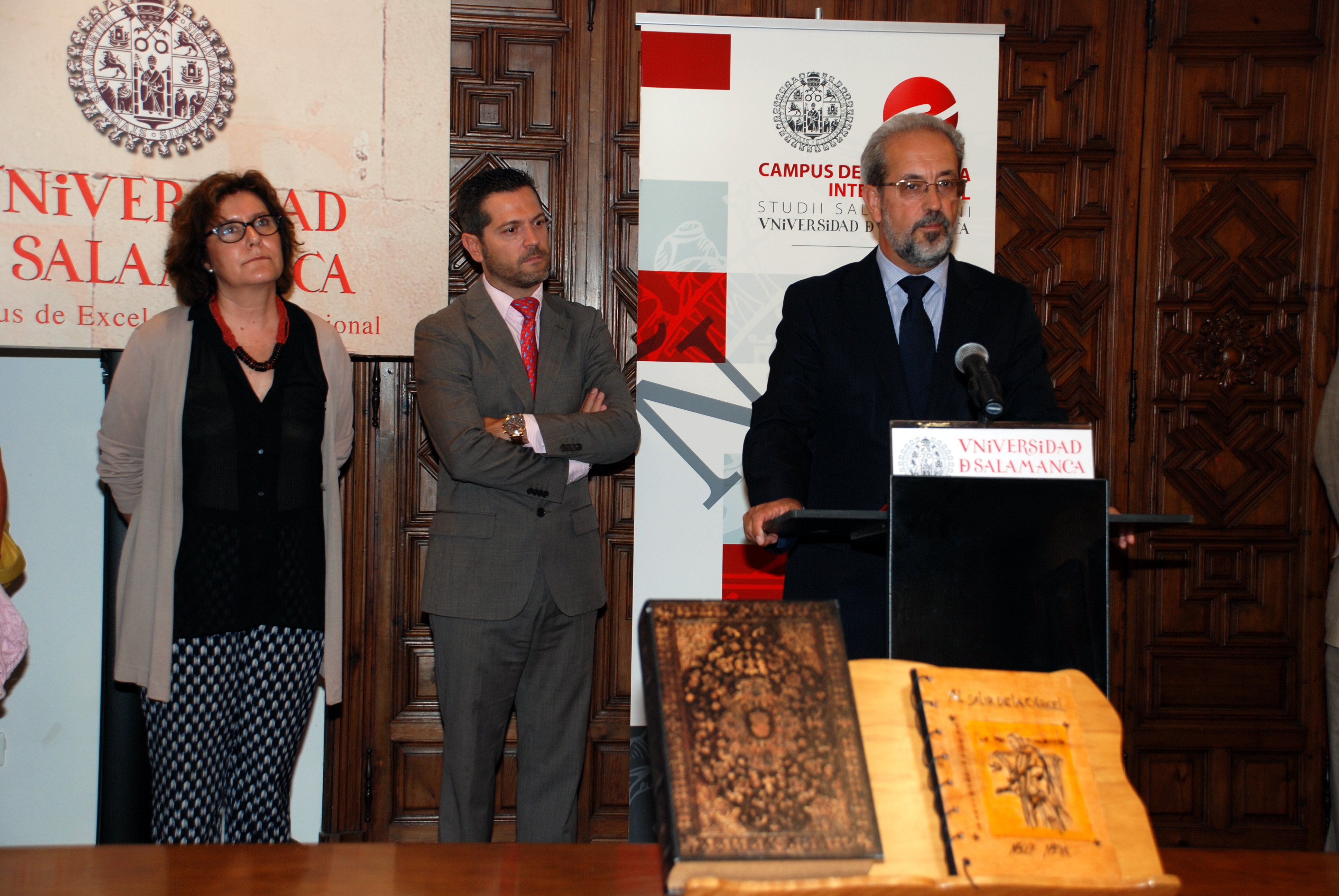 La Universidad de Salamanca recibe del Ayuntamiento la obra ‘Al salir de la cárcel’, homenaje a Fray Luis de León