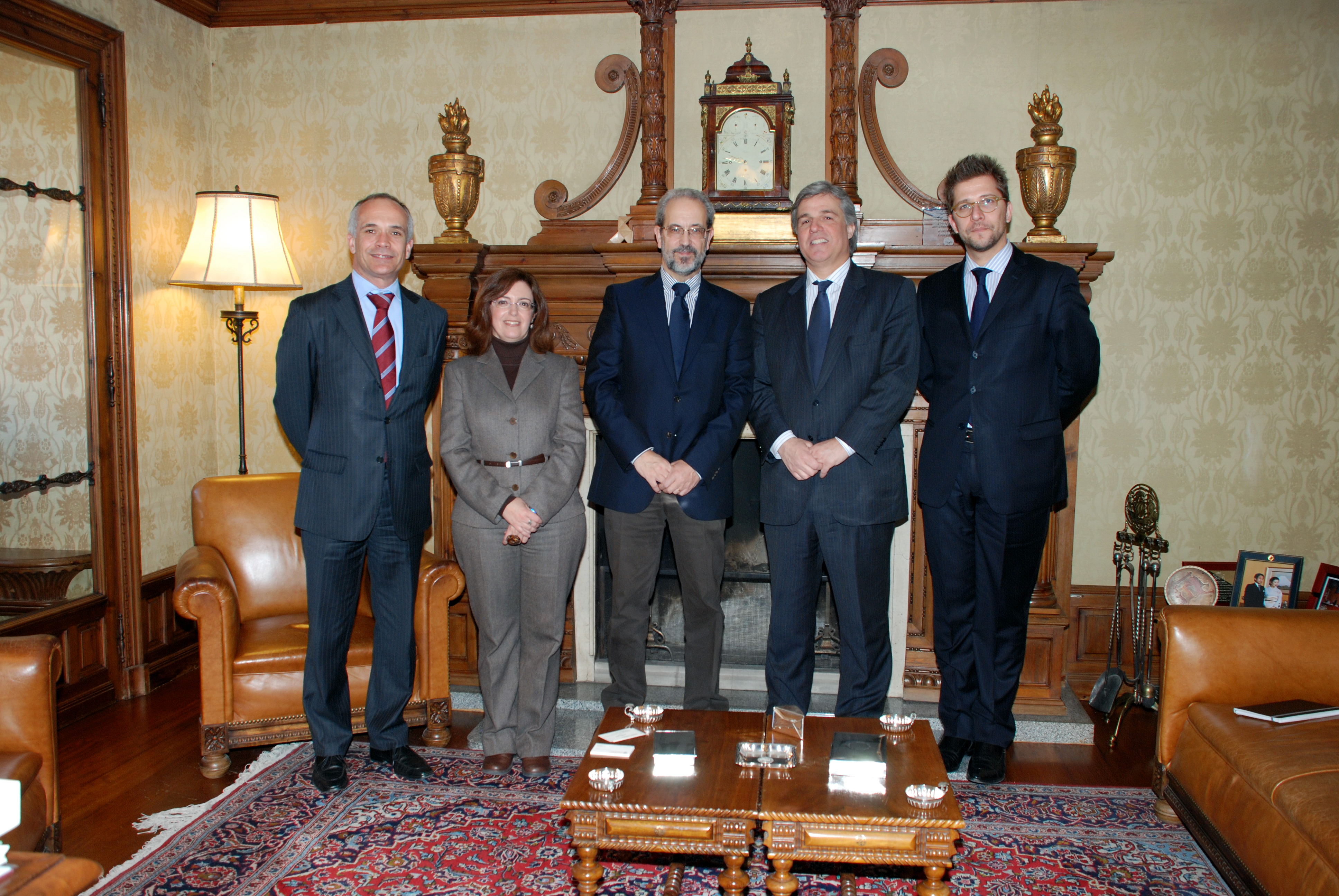 El rector de la Universidad de Salamanca recibe al embajador de Uruguay