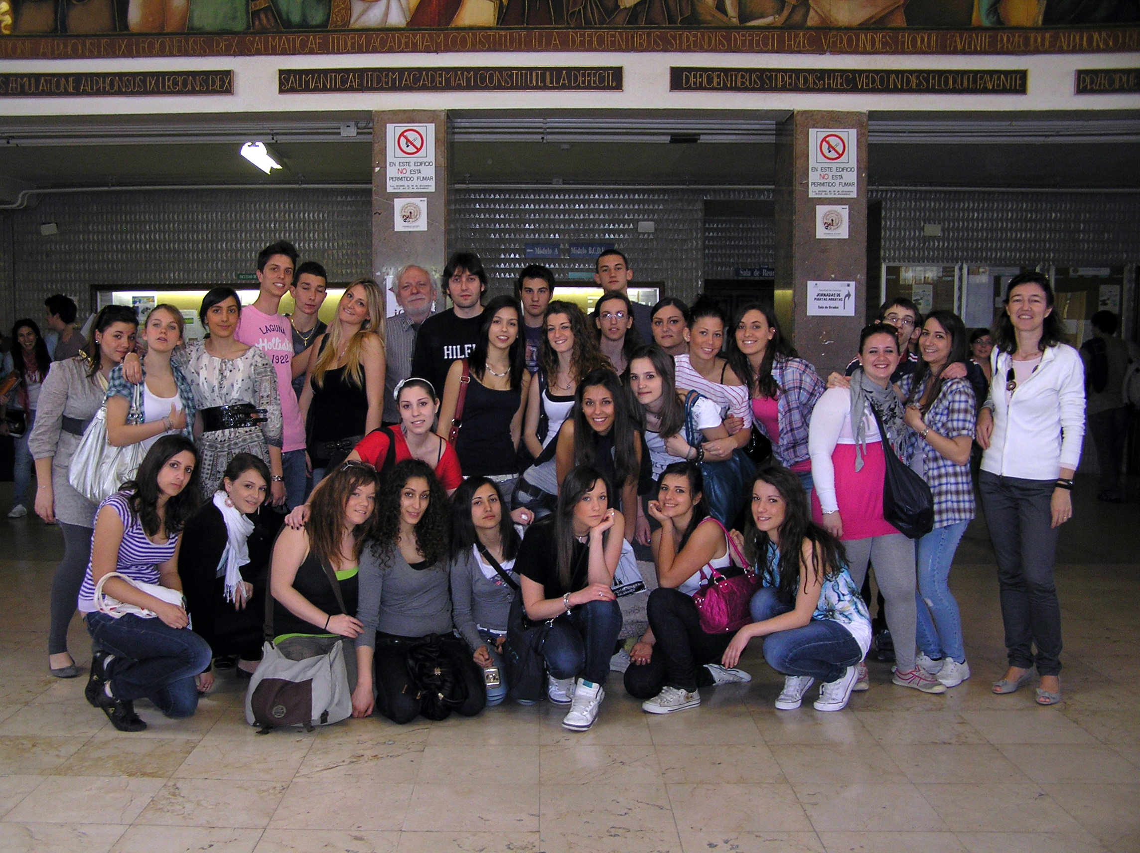 Estudiantes italianos visitan la Sala de las Tortugas de la Universidad